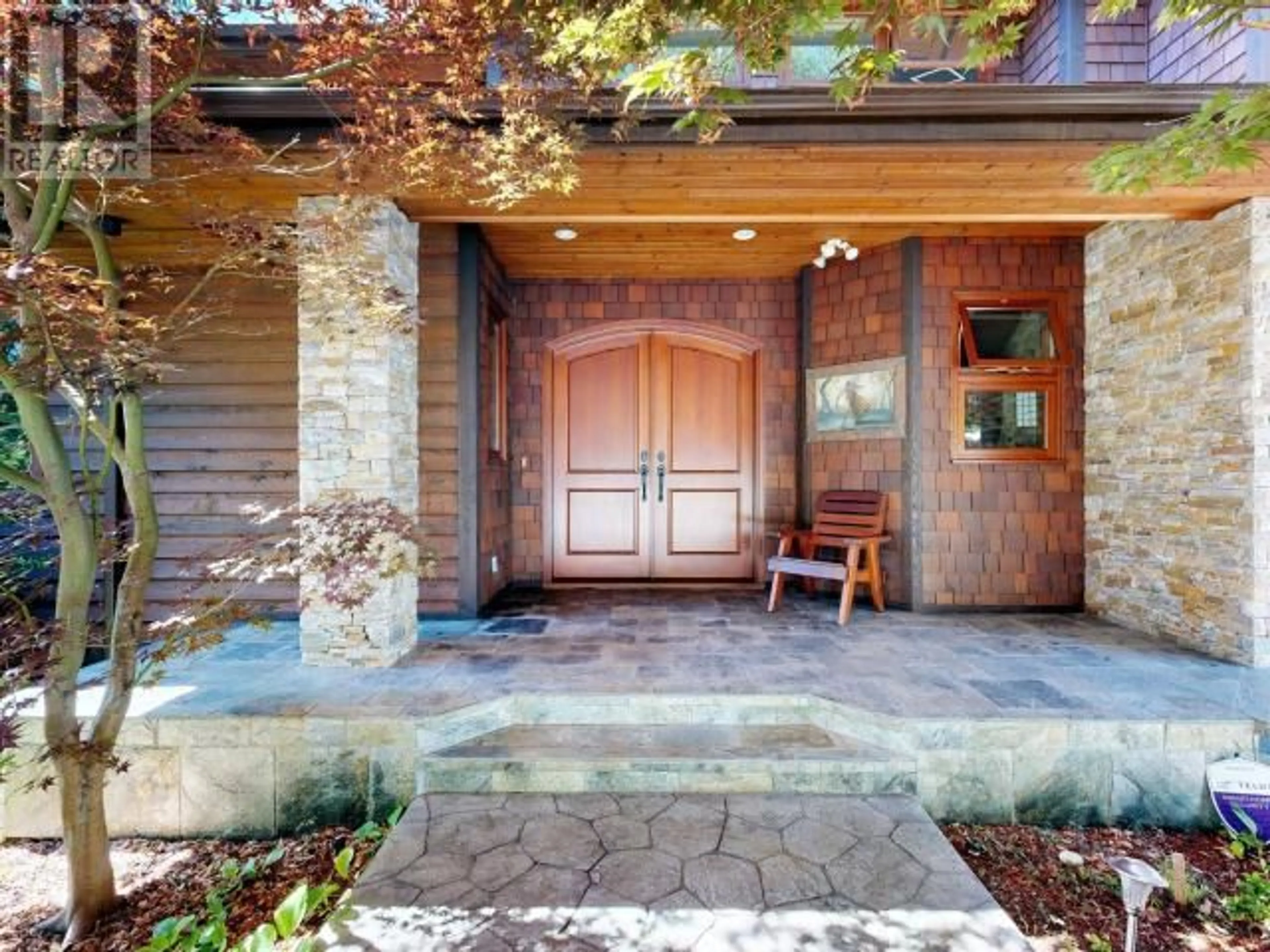 Indoor entryway, wood floors for 3623 MARINE AVE, Powell River British Columbia