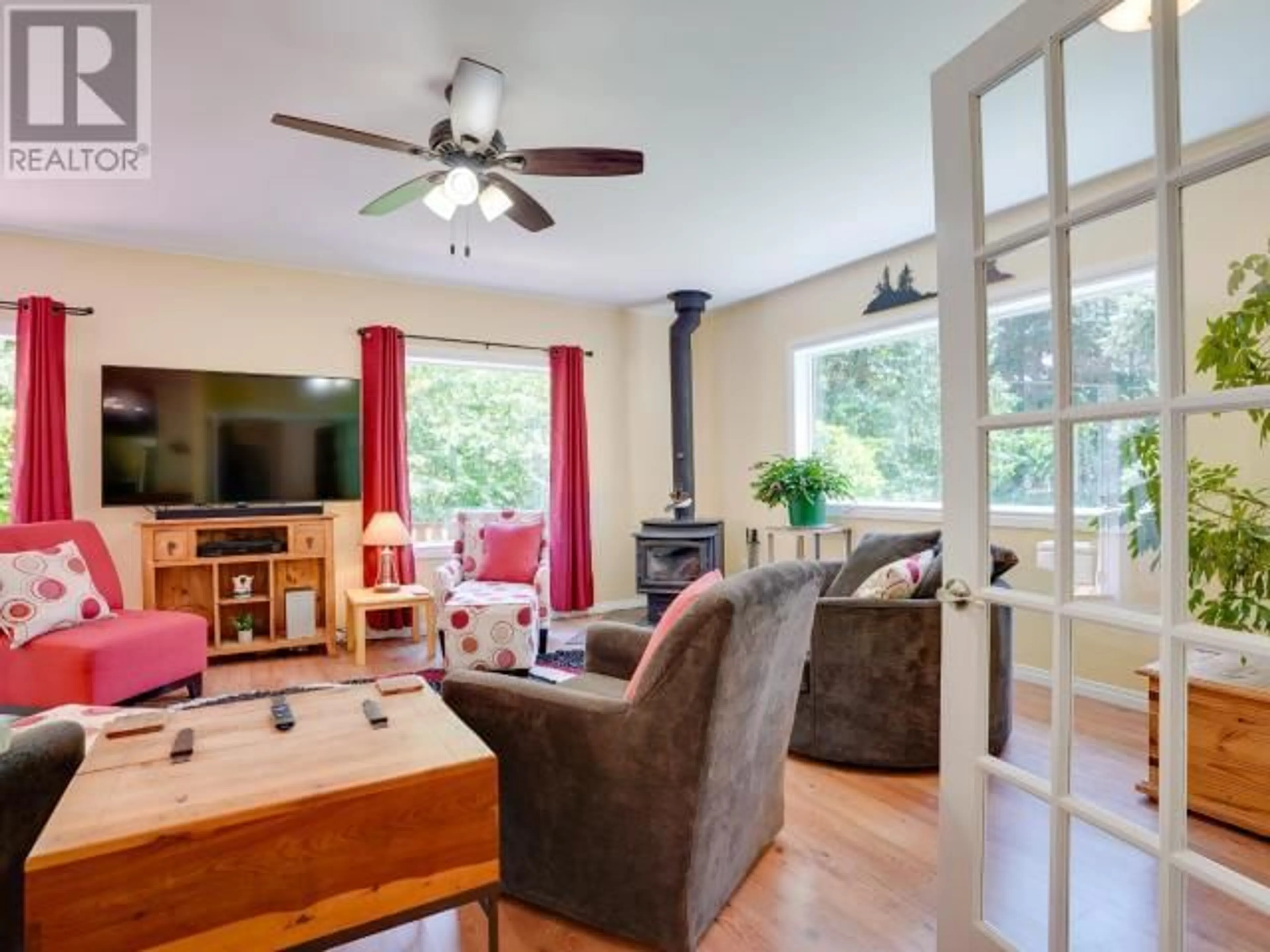 Living room, wood floors for 9098 STAGER ROAD, Powell River British Columbia V8A2N9