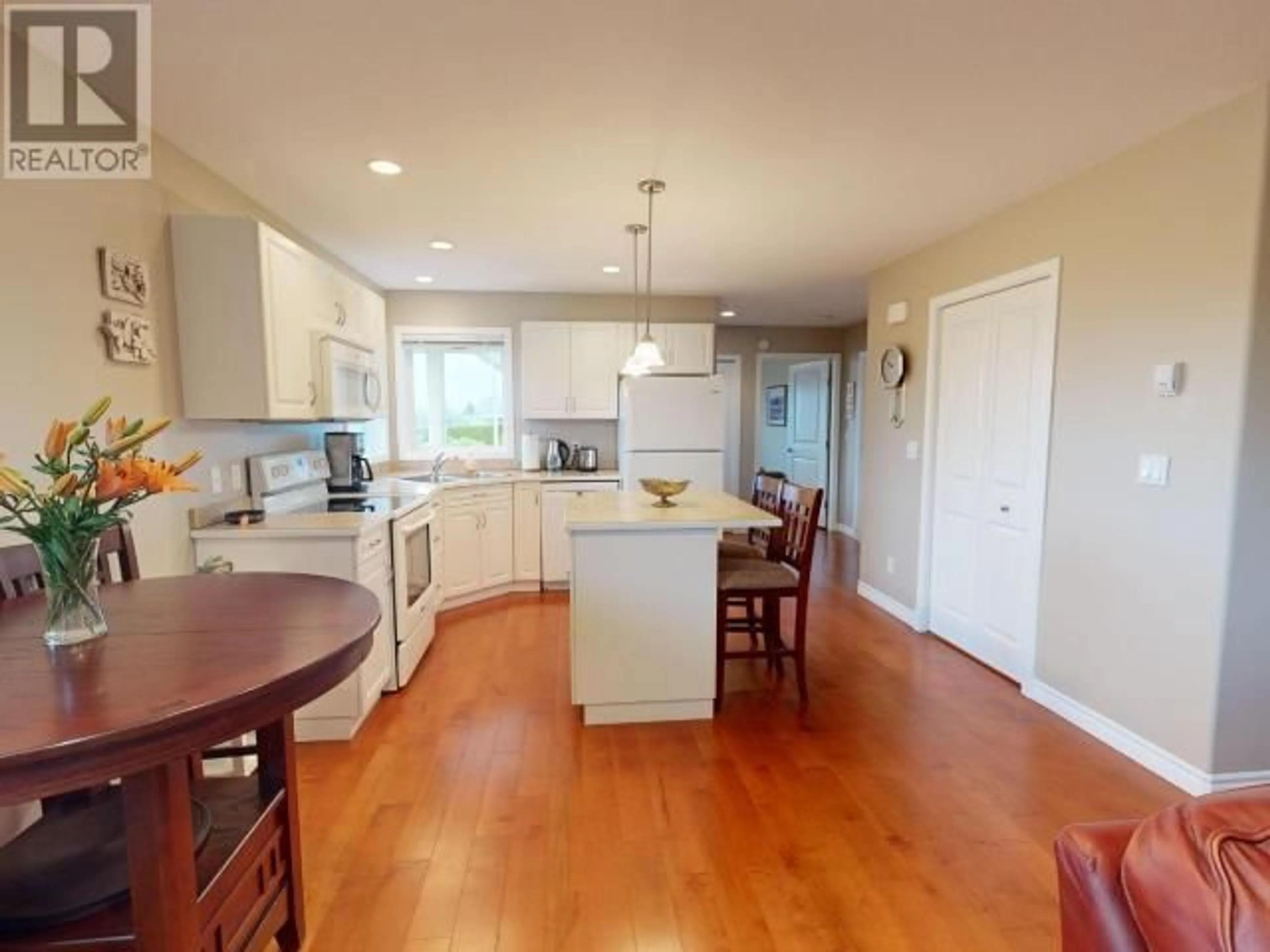 Open concept kitchen for 21-4415 MANSON AVE, Powell River British Columbia