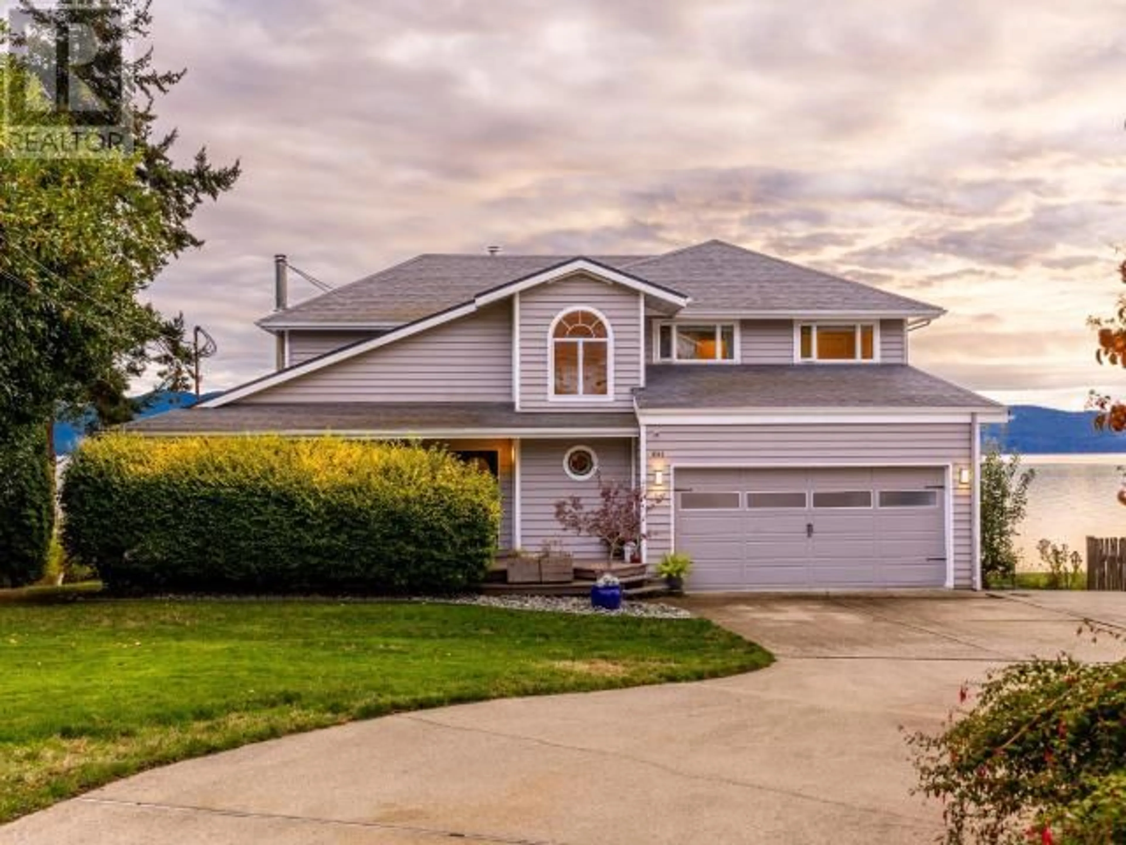Home with vinyl exterior material, street for 8745 PATRICIA ROAD, Powell River British Columbia
