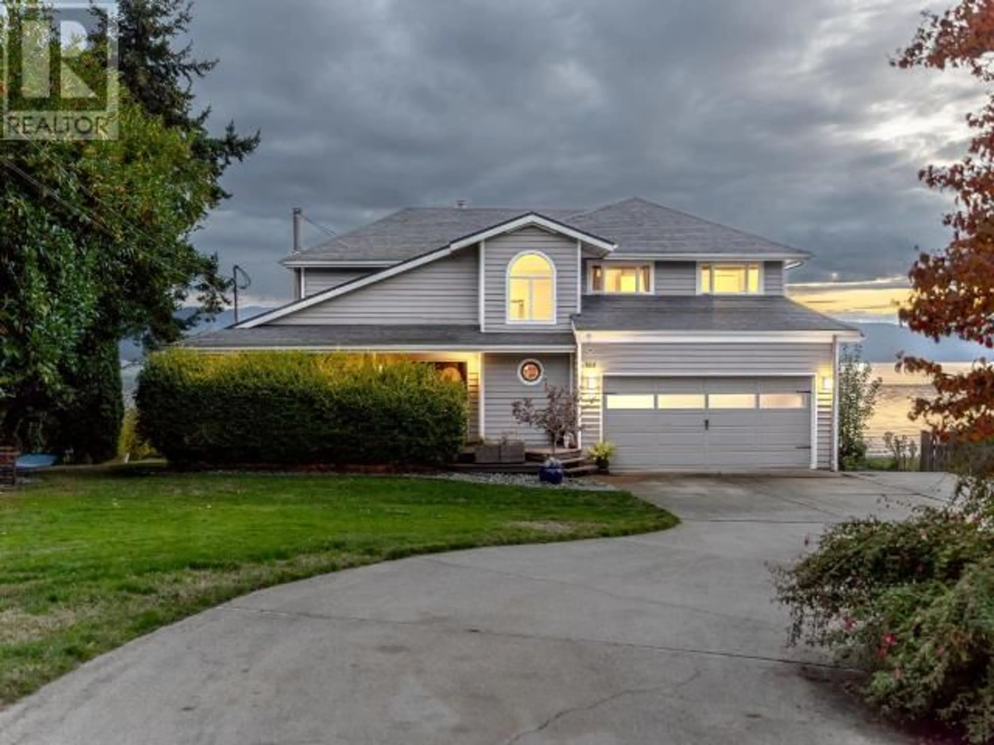 Home with vinyl exterior material, street for 8745 PATRICIA ROAD, Powell River British Columbia