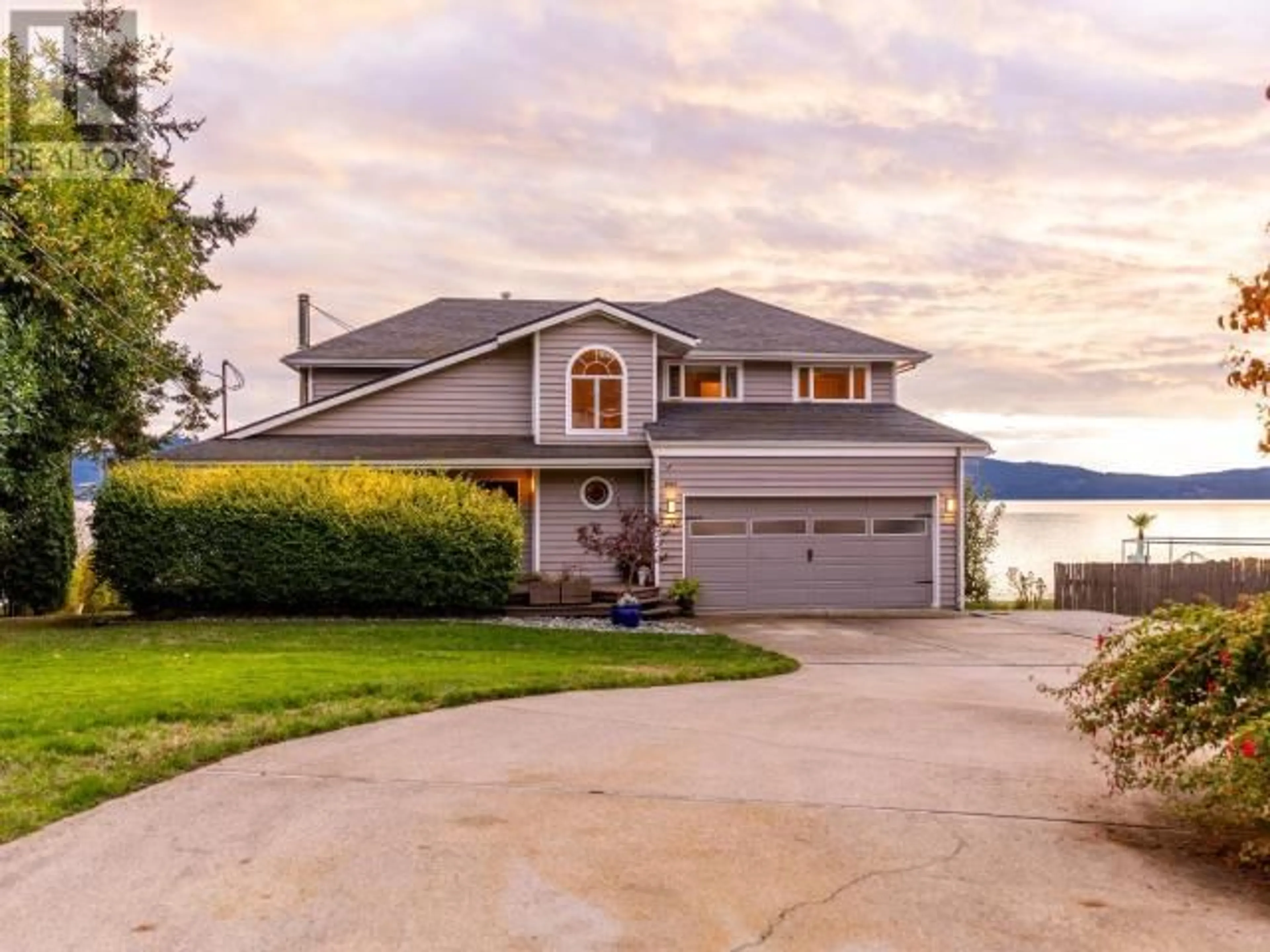 Home with vinyl exterior material, water/lake/river/ocean view for 8745 PATRICIA ROAD, Powell River British Columbia