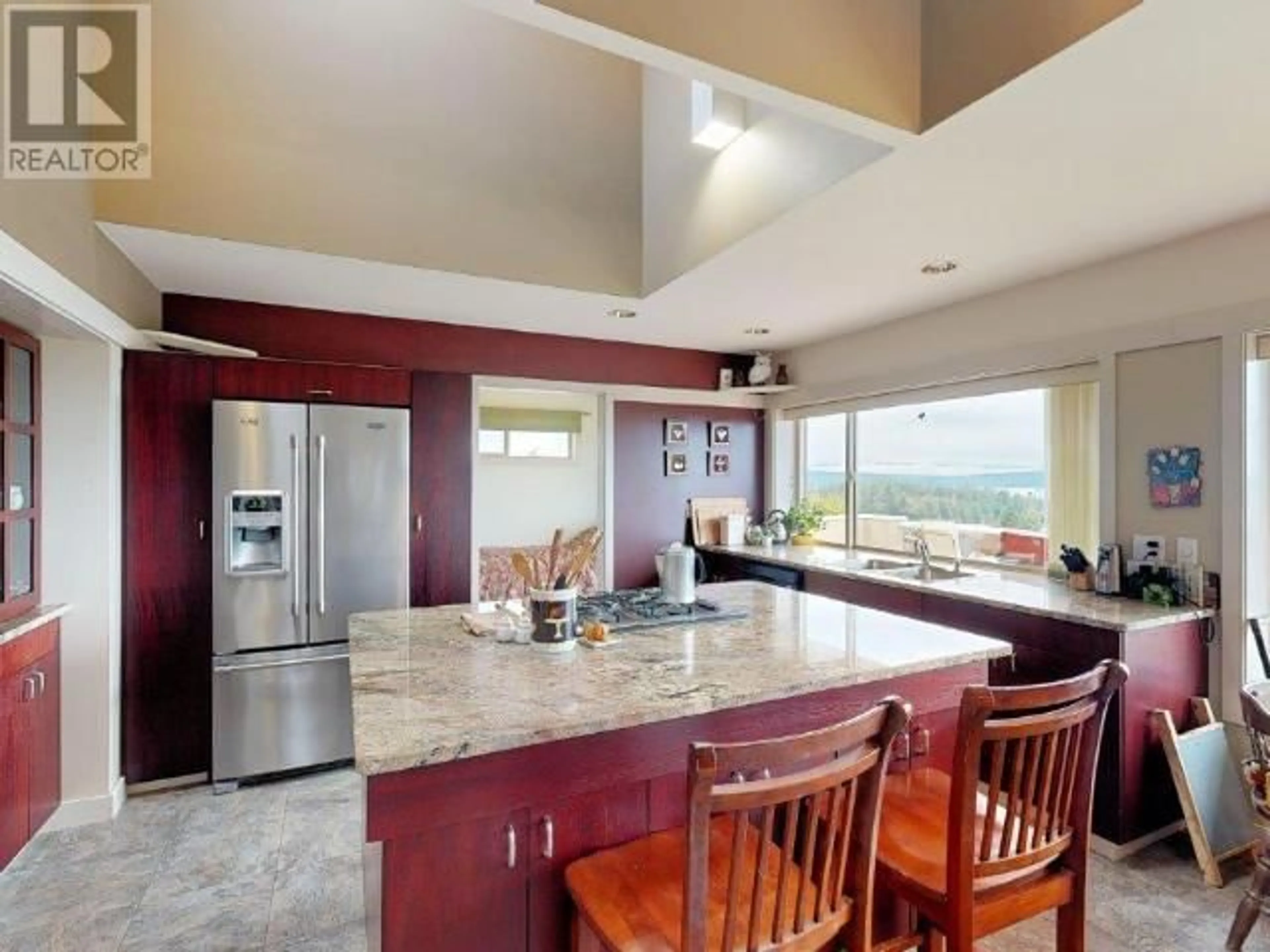 Open concept kitchen for 3801 ONTARIO AVE, Powell River British Columbia V8A5C7