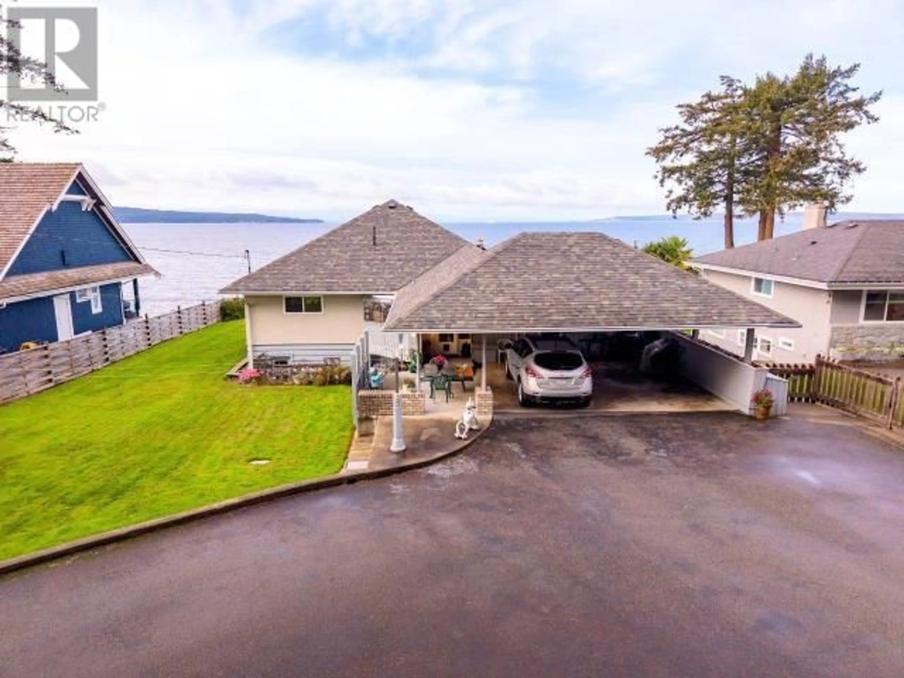 Indoor garage for 3495 MARINE AVE, Powell River British Columbia V8A2H3