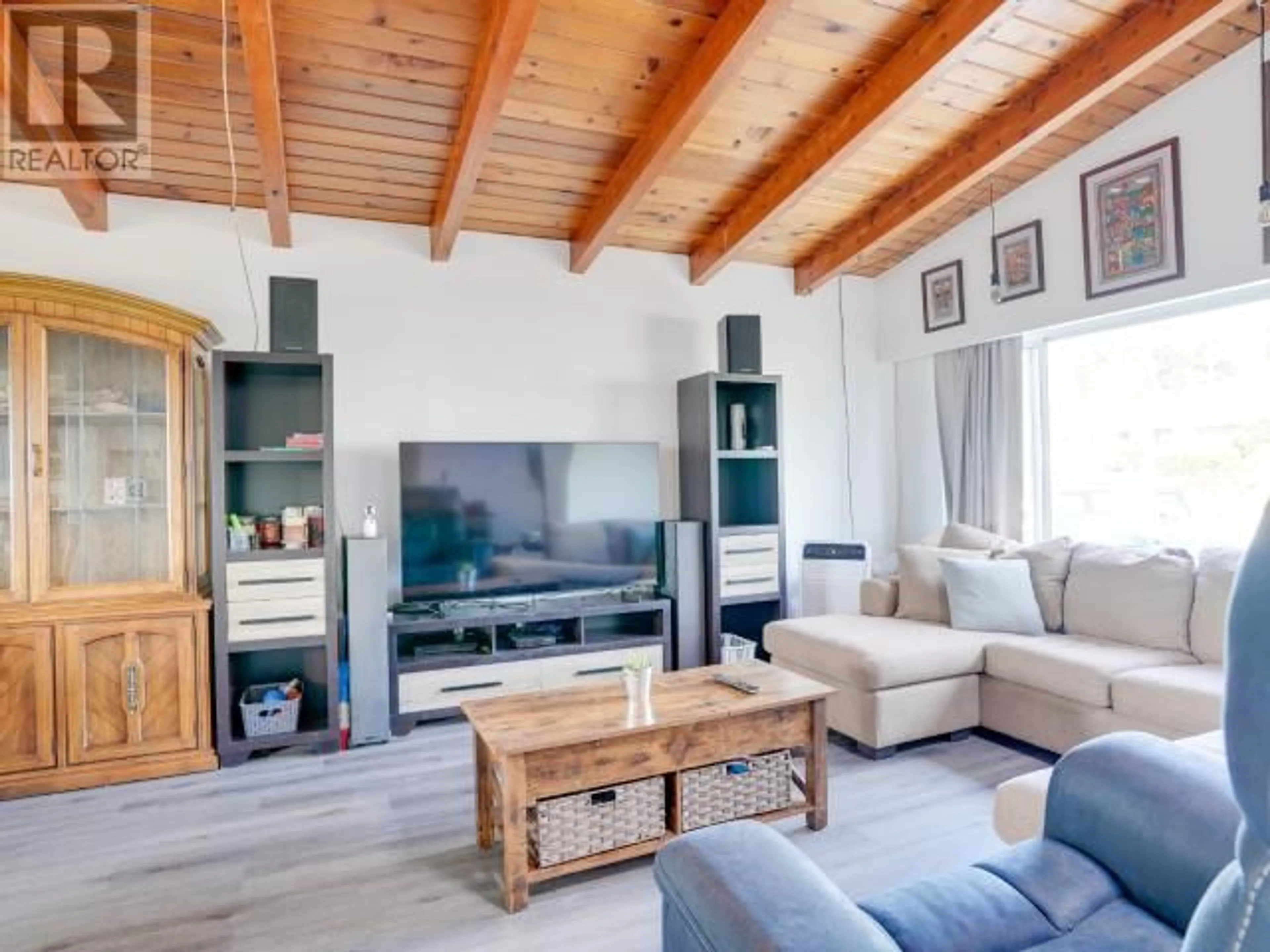 Living room, wood floors for 4029 JOYCE AVE, Powell River British Columbia V8A2Z4