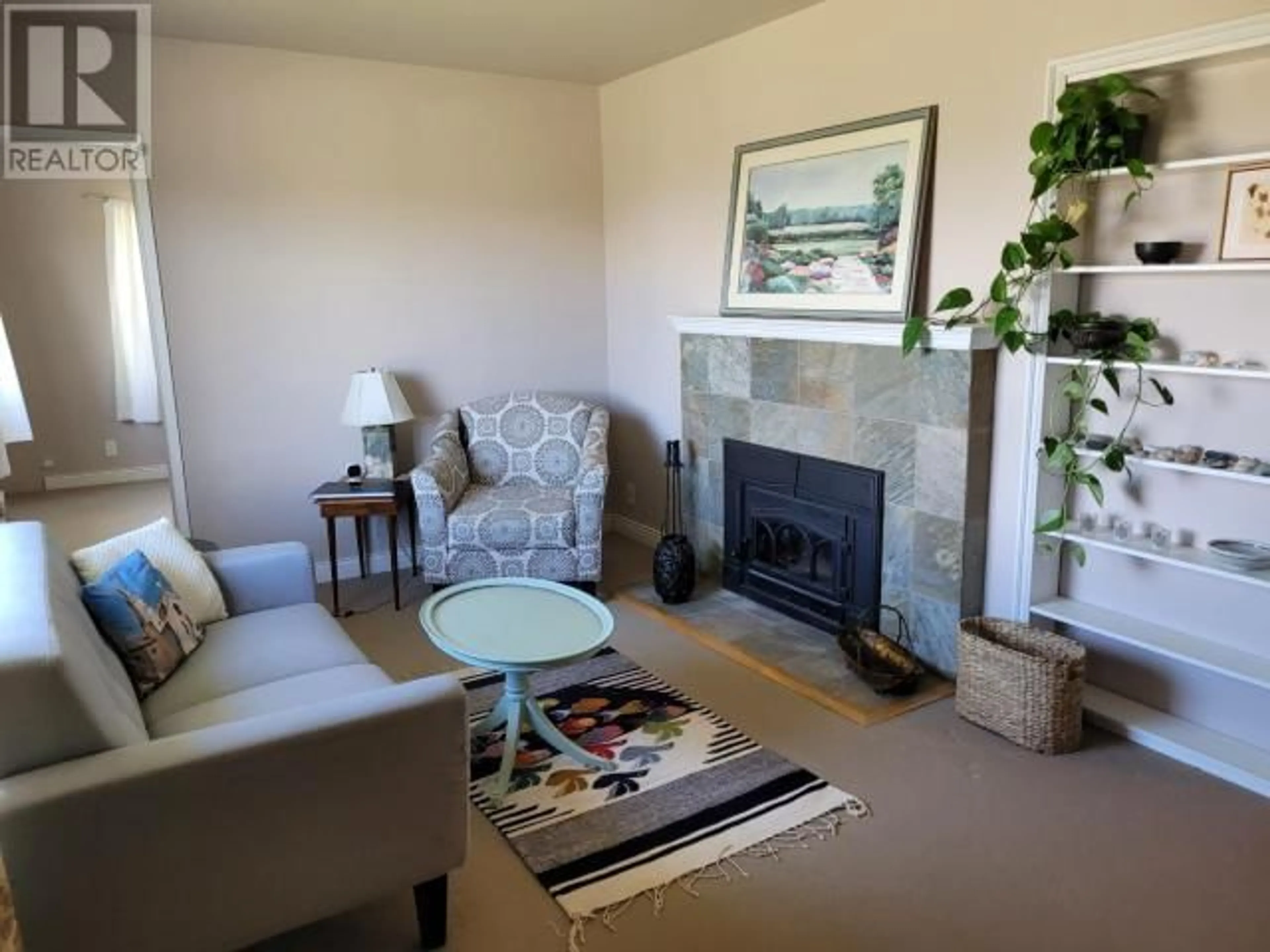 Living room, carpet floors for 4044 MANITOBA AVE, Powell River British Columbia