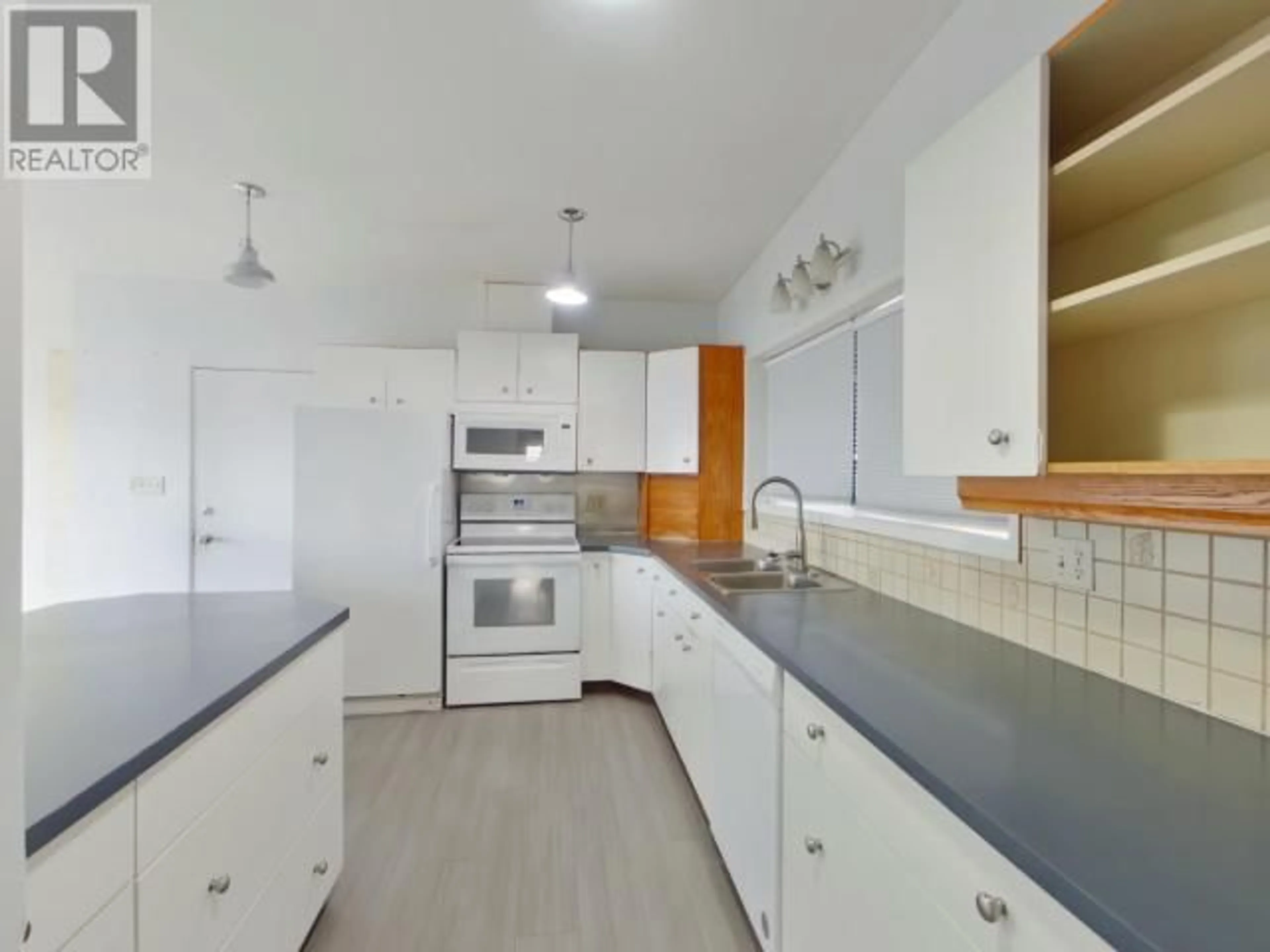 Kitchen, wood floors for 3463 MARINE AVE, Powell River British Columbia