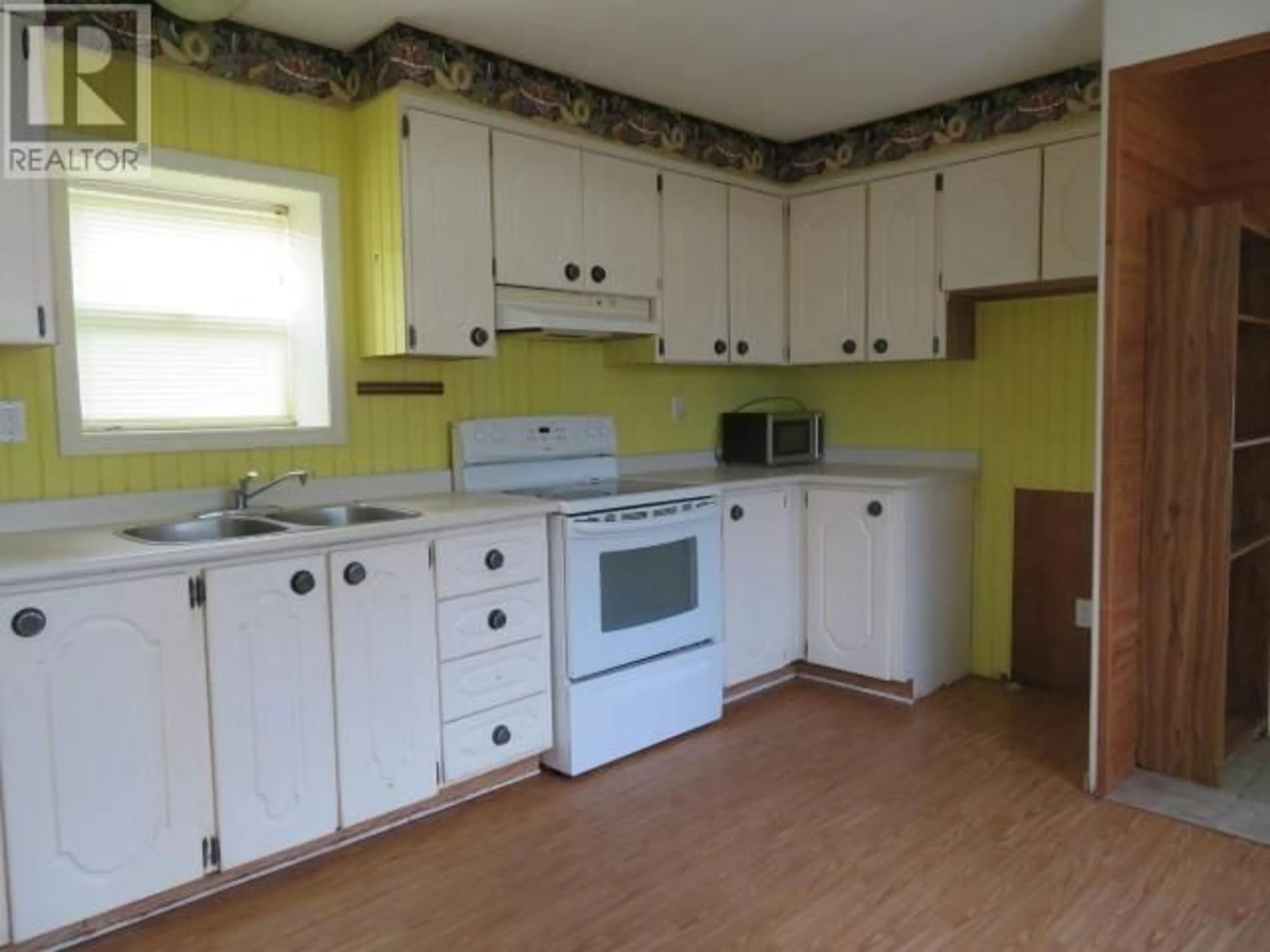 Standard kitchen, wood floors, cottage for 77-7624 DUNCAN STREET, Powell River British Columbia V8A5L2