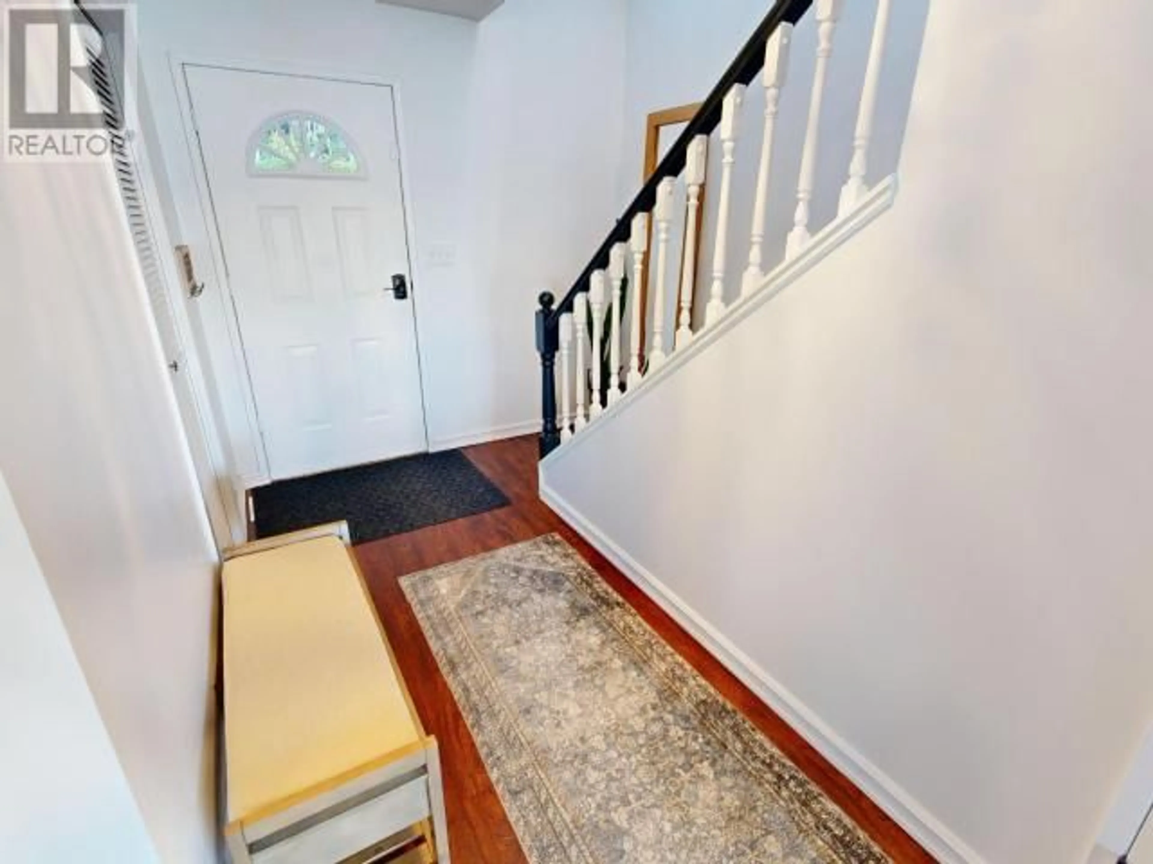 Indoor entryway, wood floors for 8317 HIGHWAY 101, Powell River British Columbia