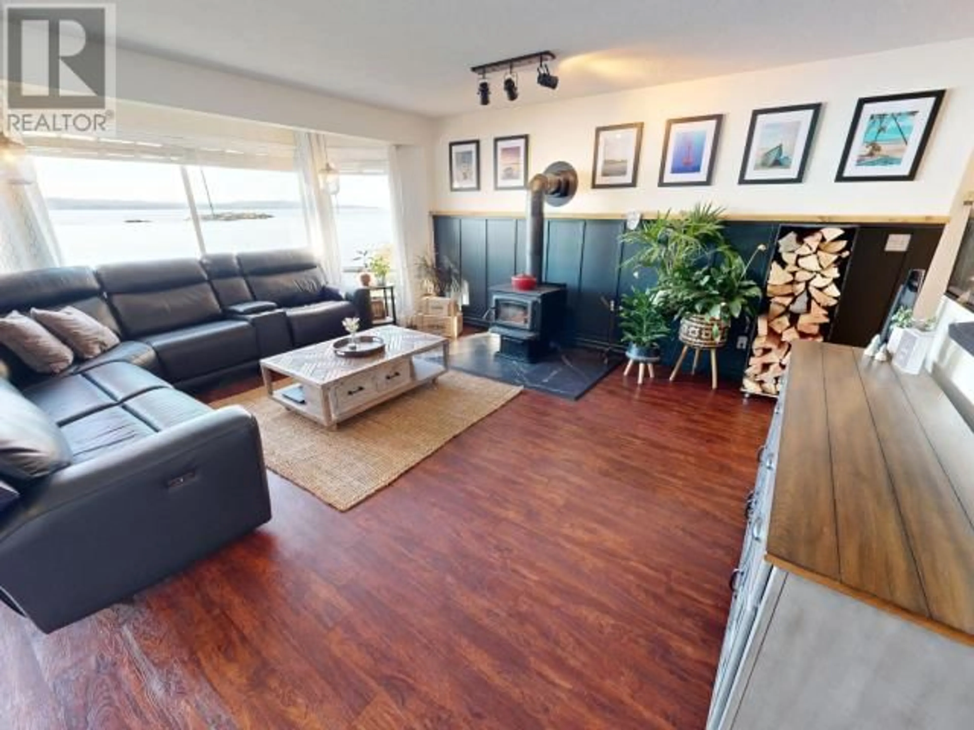 Living room, wood floors for 8317 HIGHWAY 101, Powell River British Columbia