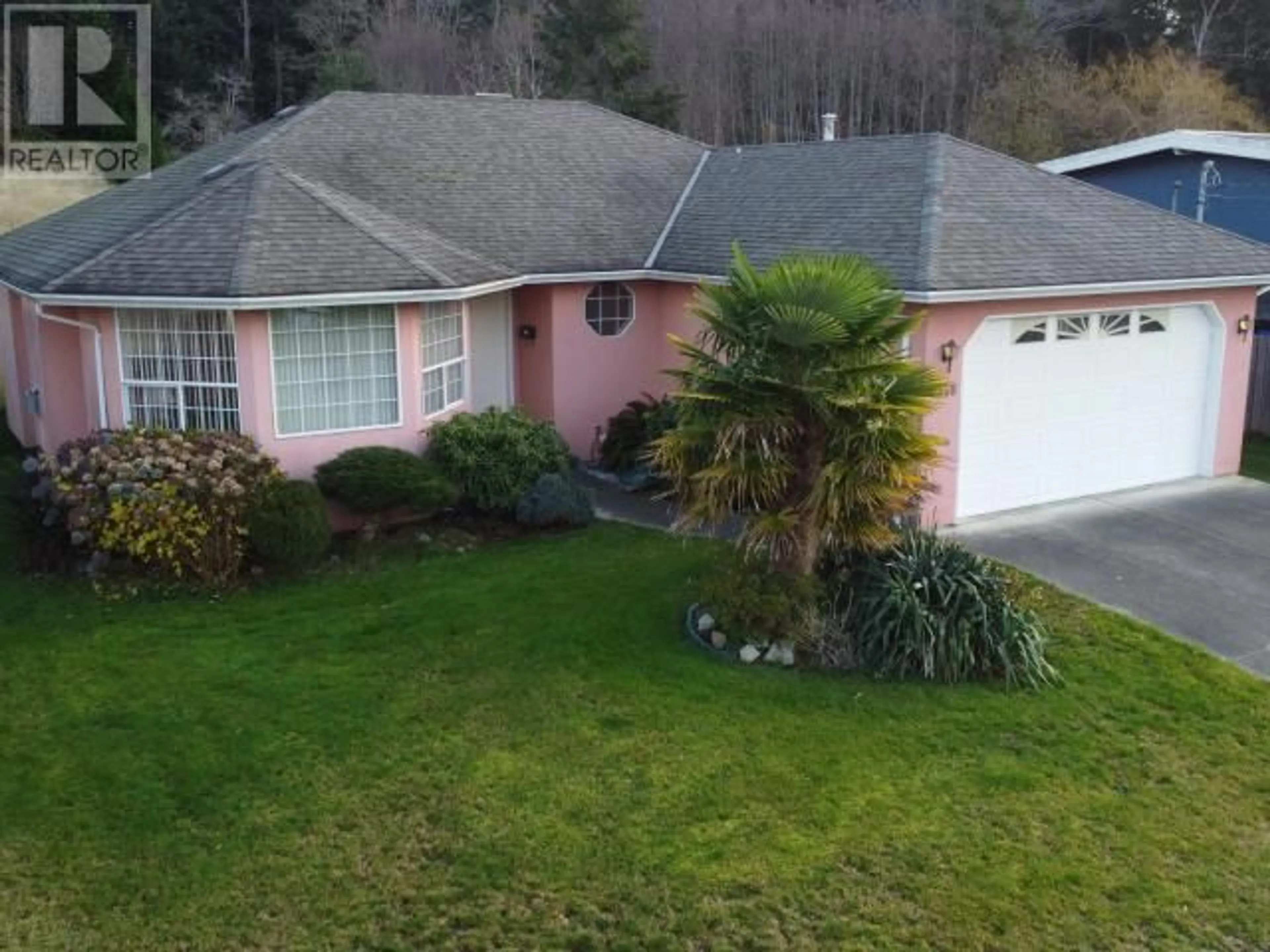 A pic from outside/outdoor area/front of a property/back of a property/a pic from drone, unknown for 6358 KING AVE, Powell River British Columbia