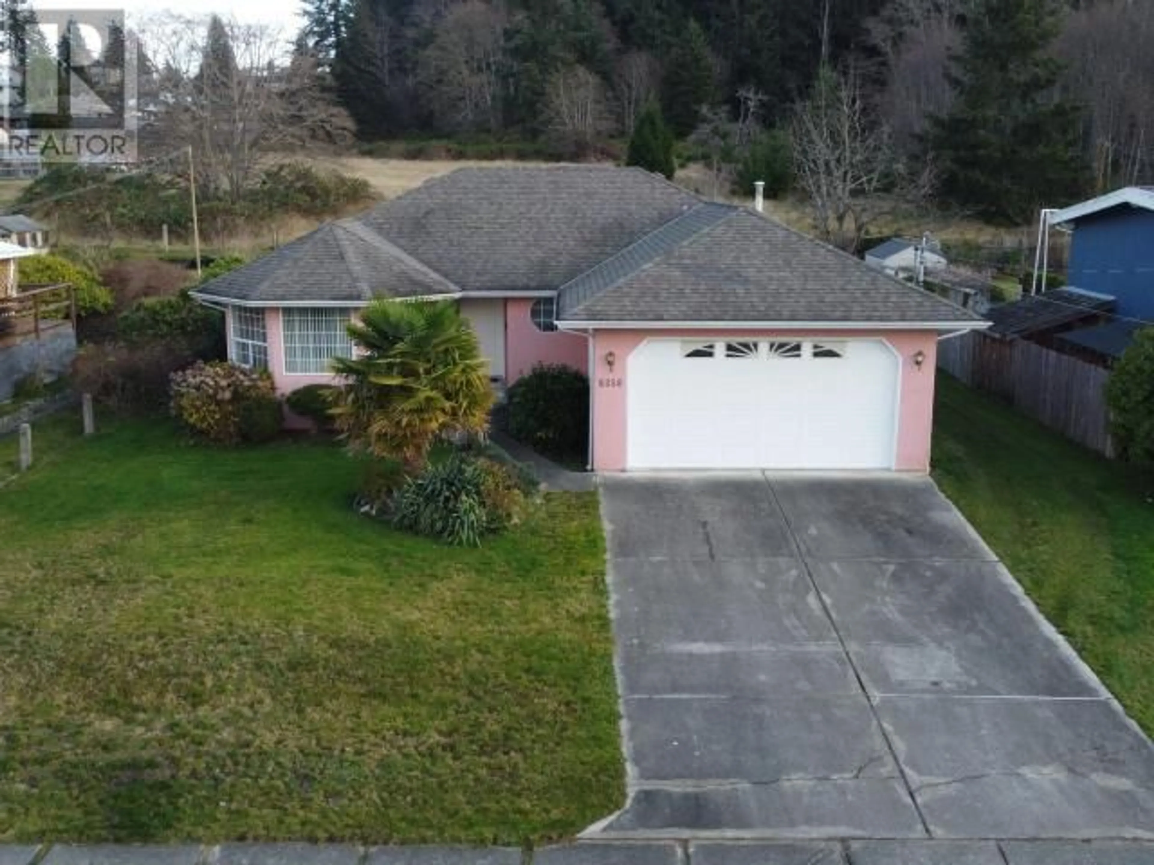 A pic from outside/outdoor area/front of a property/back of a property/a pic from drone, street for 6358 KING AVE, Powell River British Columbia