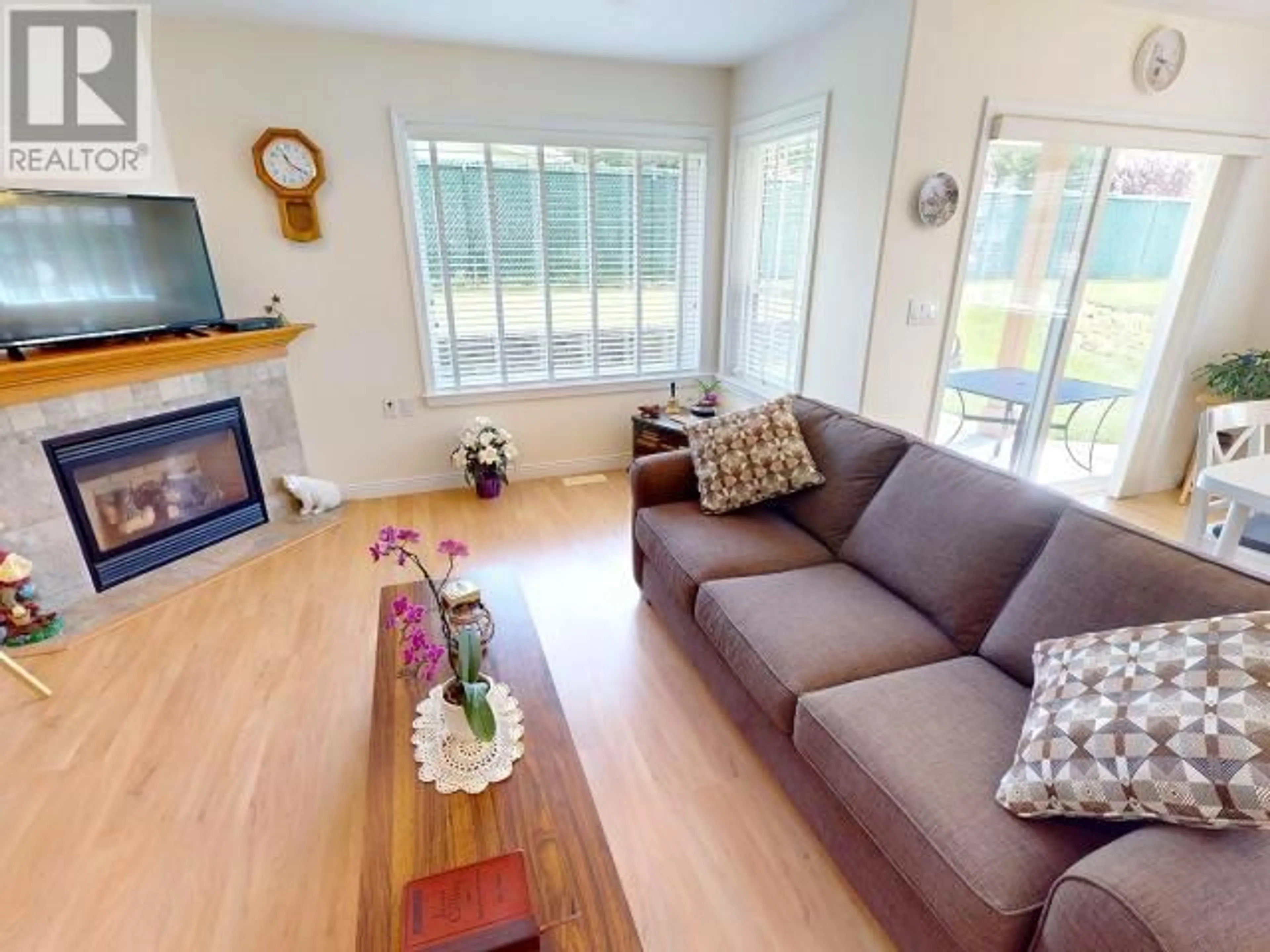 Living room with furniture, wood/laminate floor for 16-4897 ONTARIO AVE, Powell River British Columbia V8A5T7