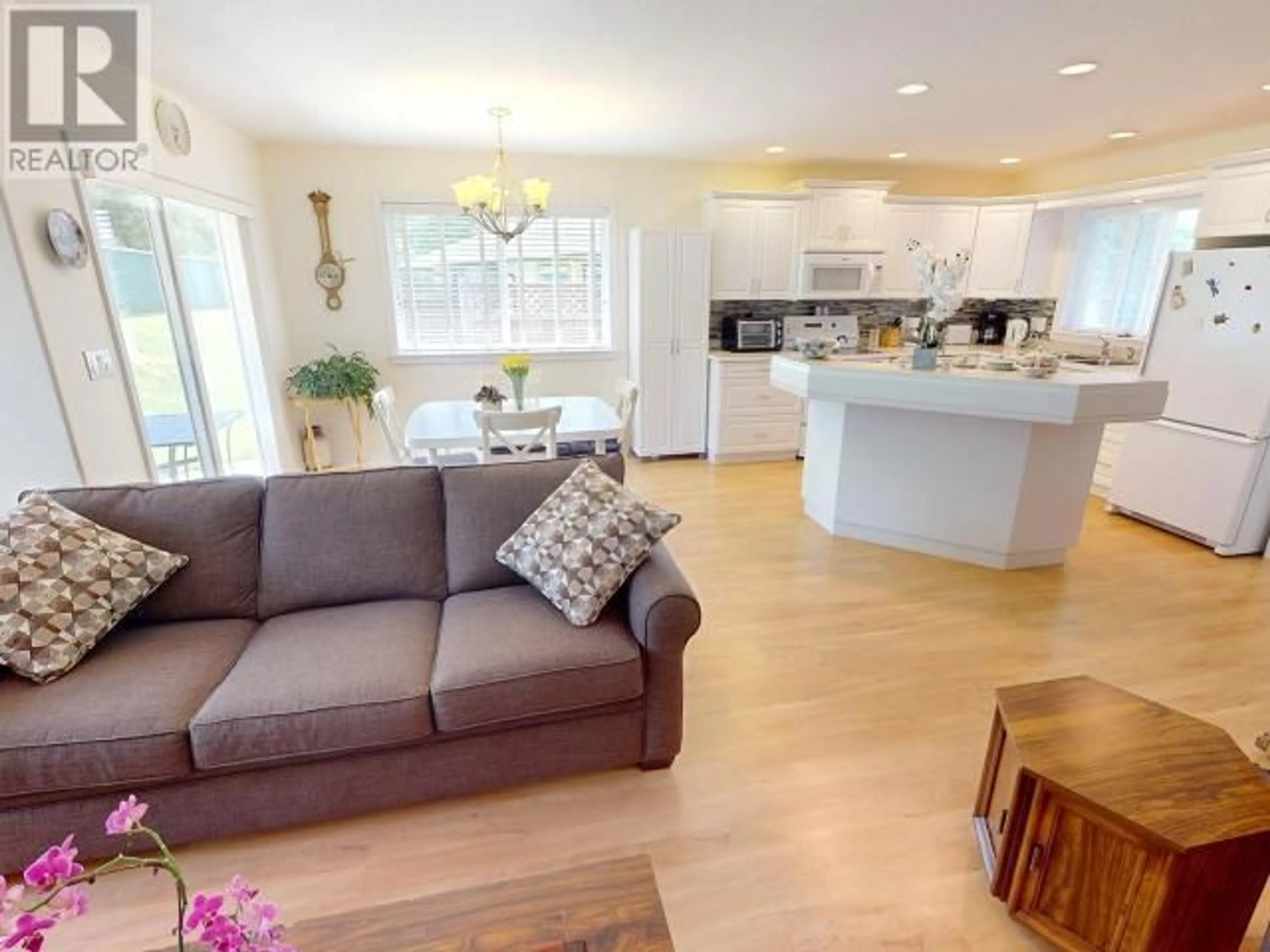 Open concept kitchen, unknown for 16-4897 ONTARIO AVE, Powell River British Columbia V8A5T7