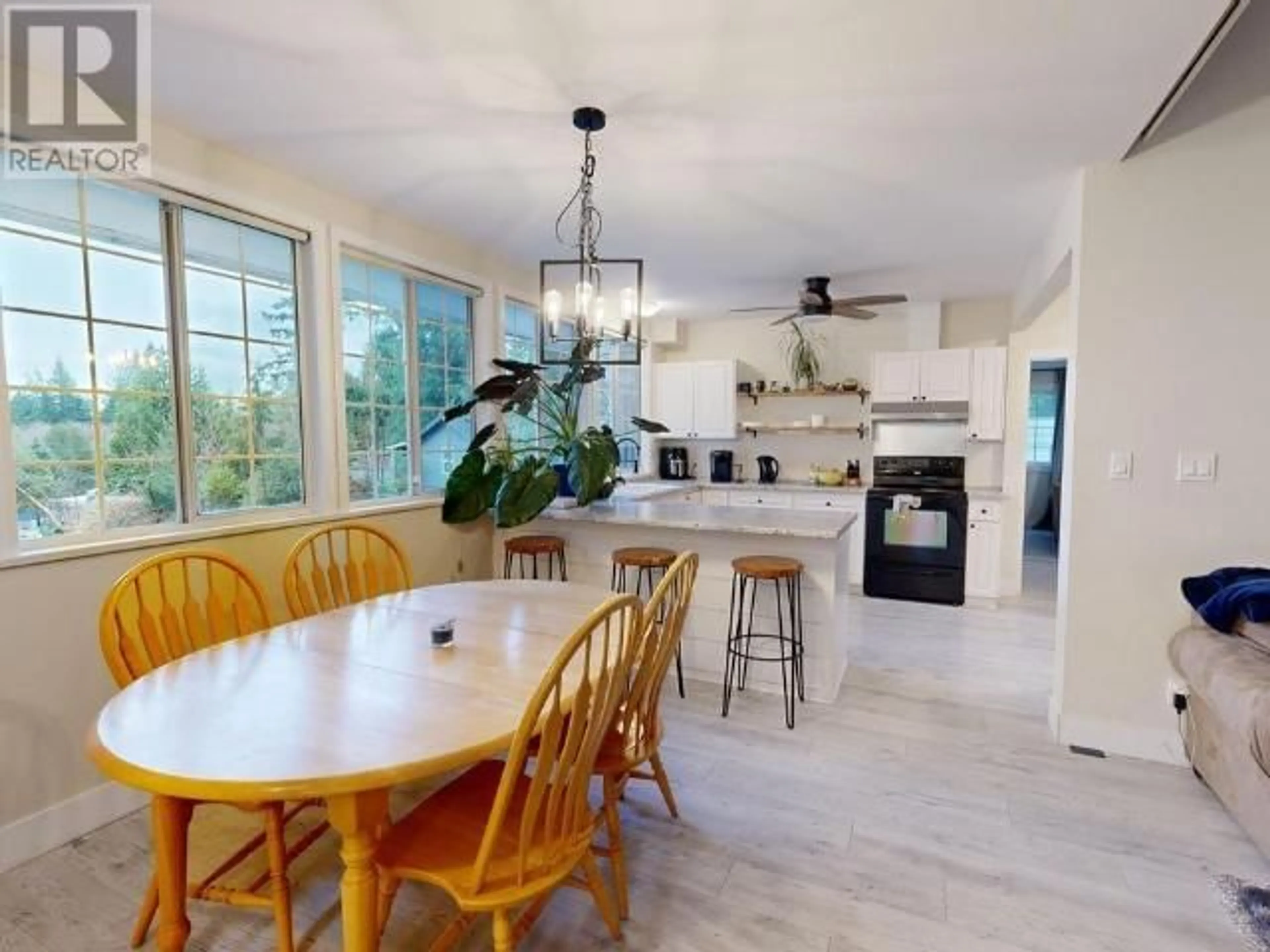 Open concept kitchen, unknown for 5557 PARK AVE, Powell River British Columbia V8A3W8