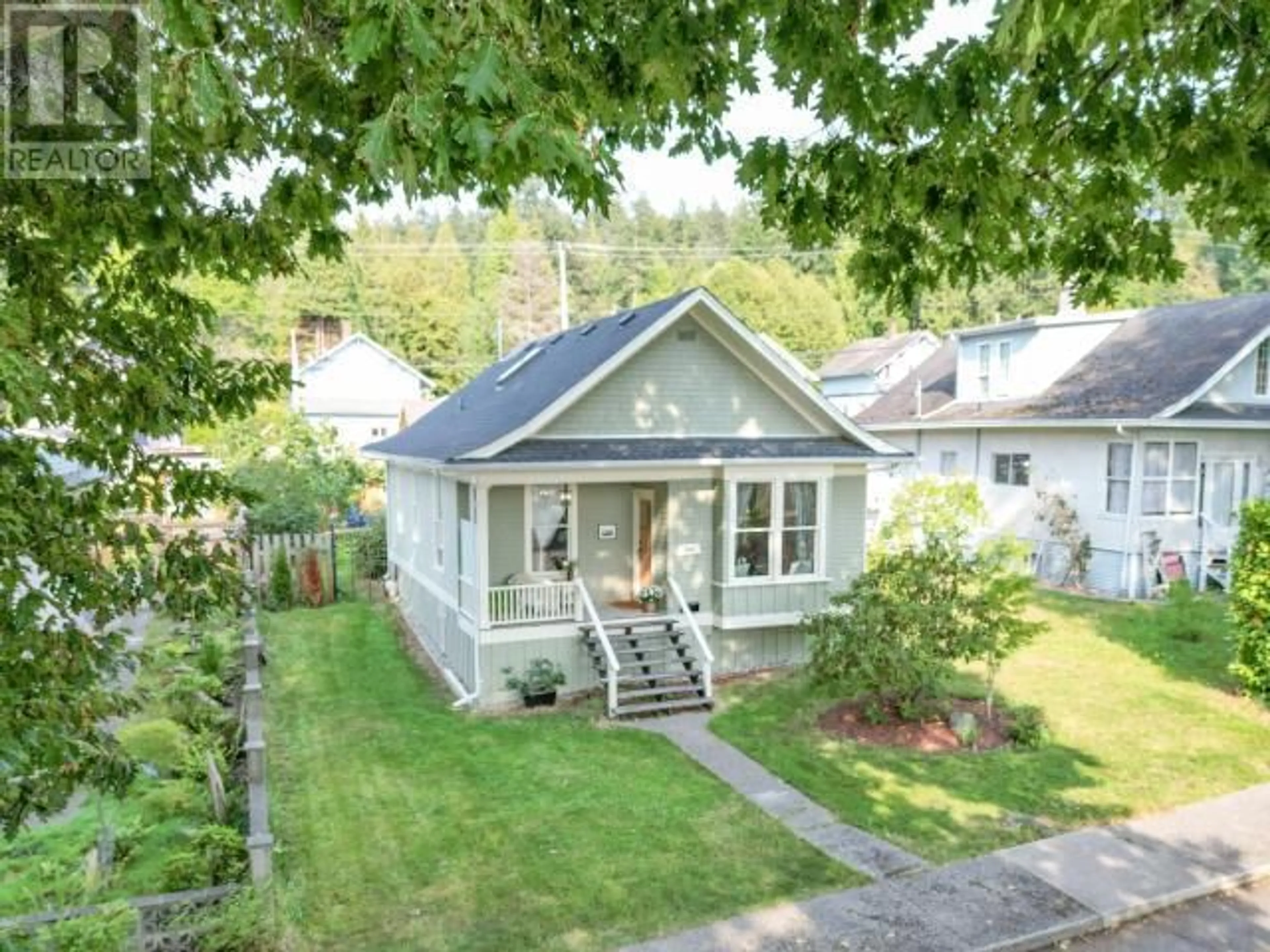 A pic from outside/outdoor area/front of a property/back of a property/a pic from drone, street for 6309 OAK STREET, Powell River British Columbia V8A4L7