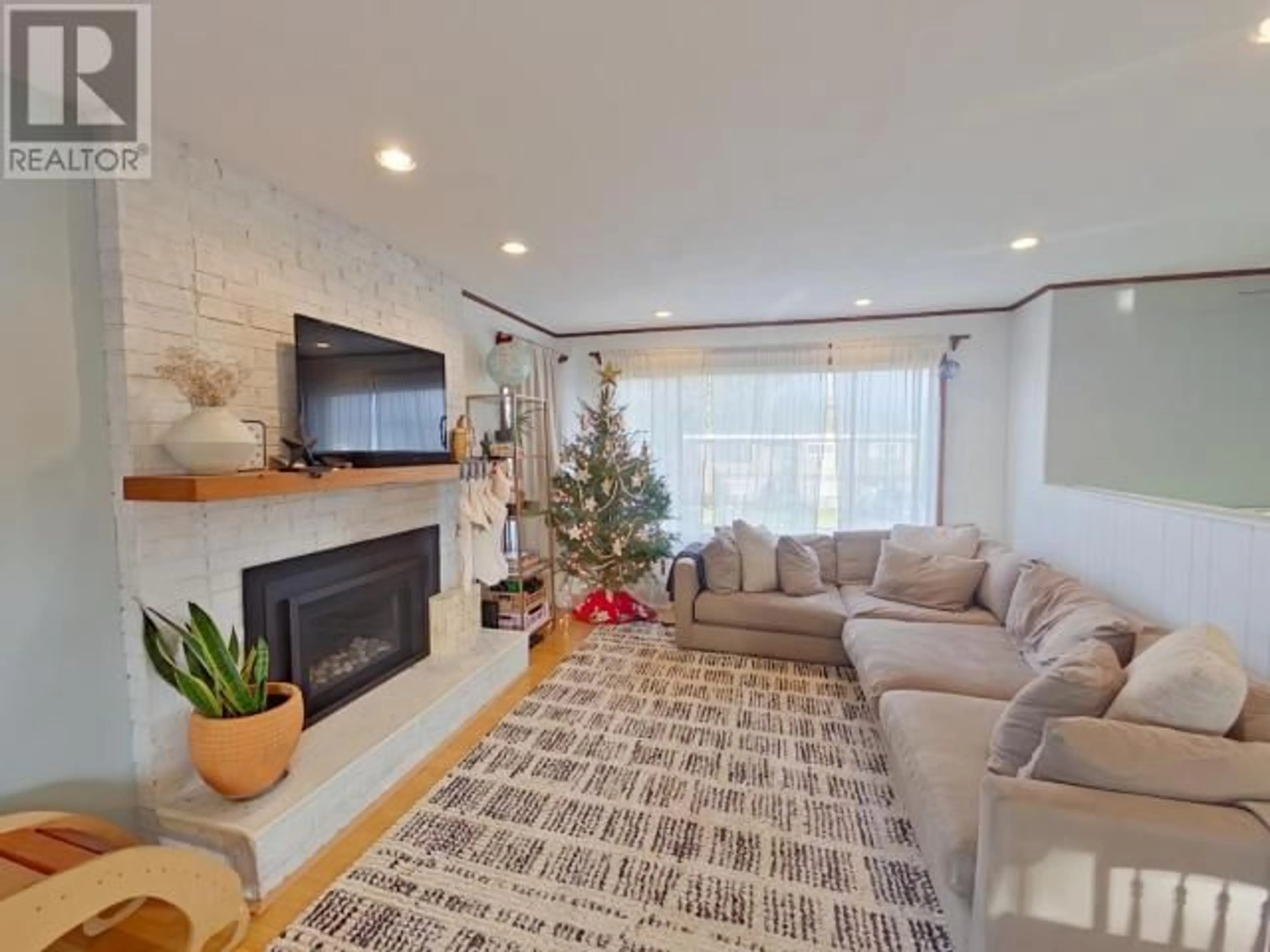 Living room with furniture, unknown for 7244 HAZELTON STREET, Powell River British Columbia