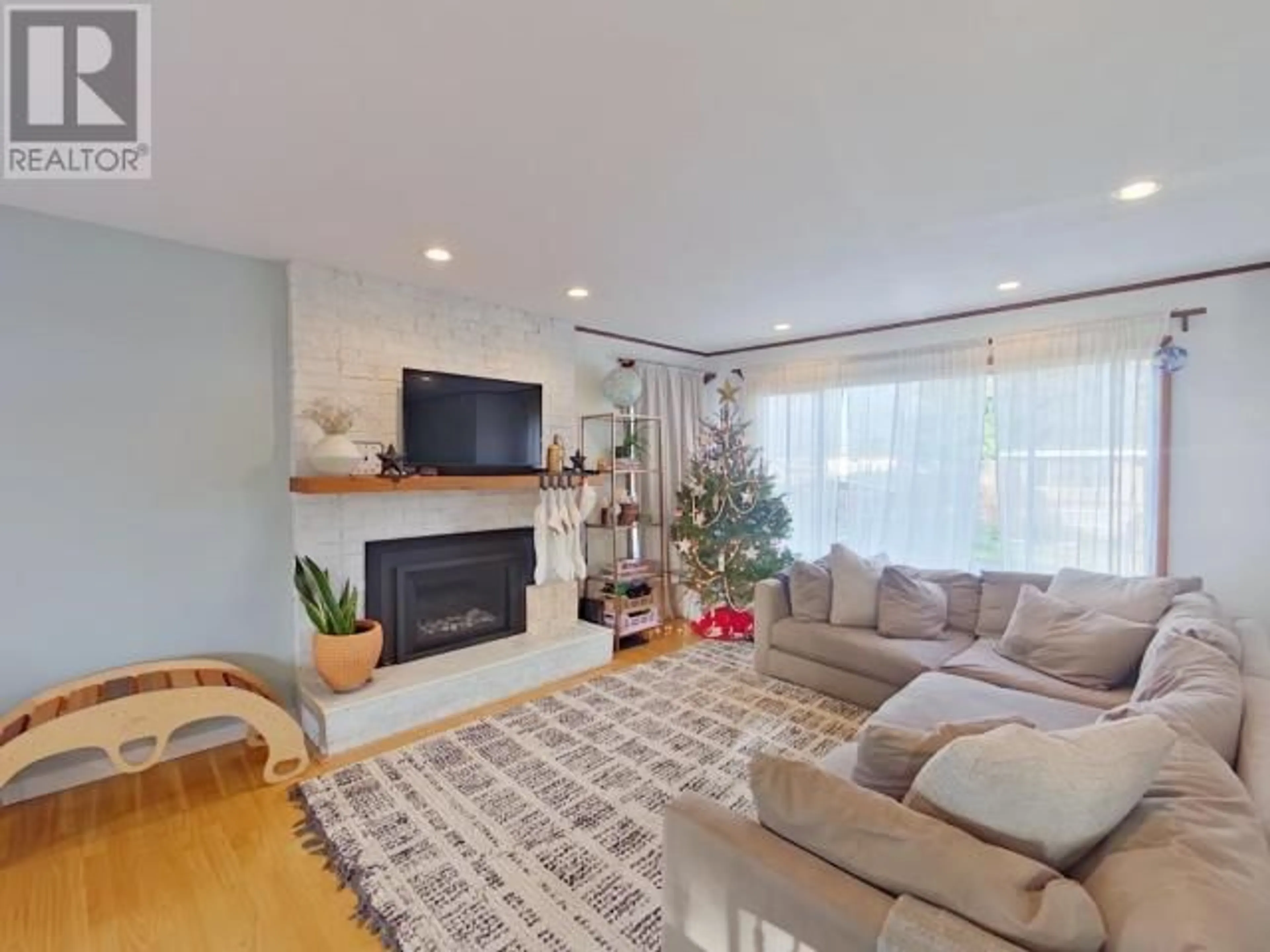 Living room with furniture, unknown for 7244 HAZELTON STREET, Powell River British Columbia