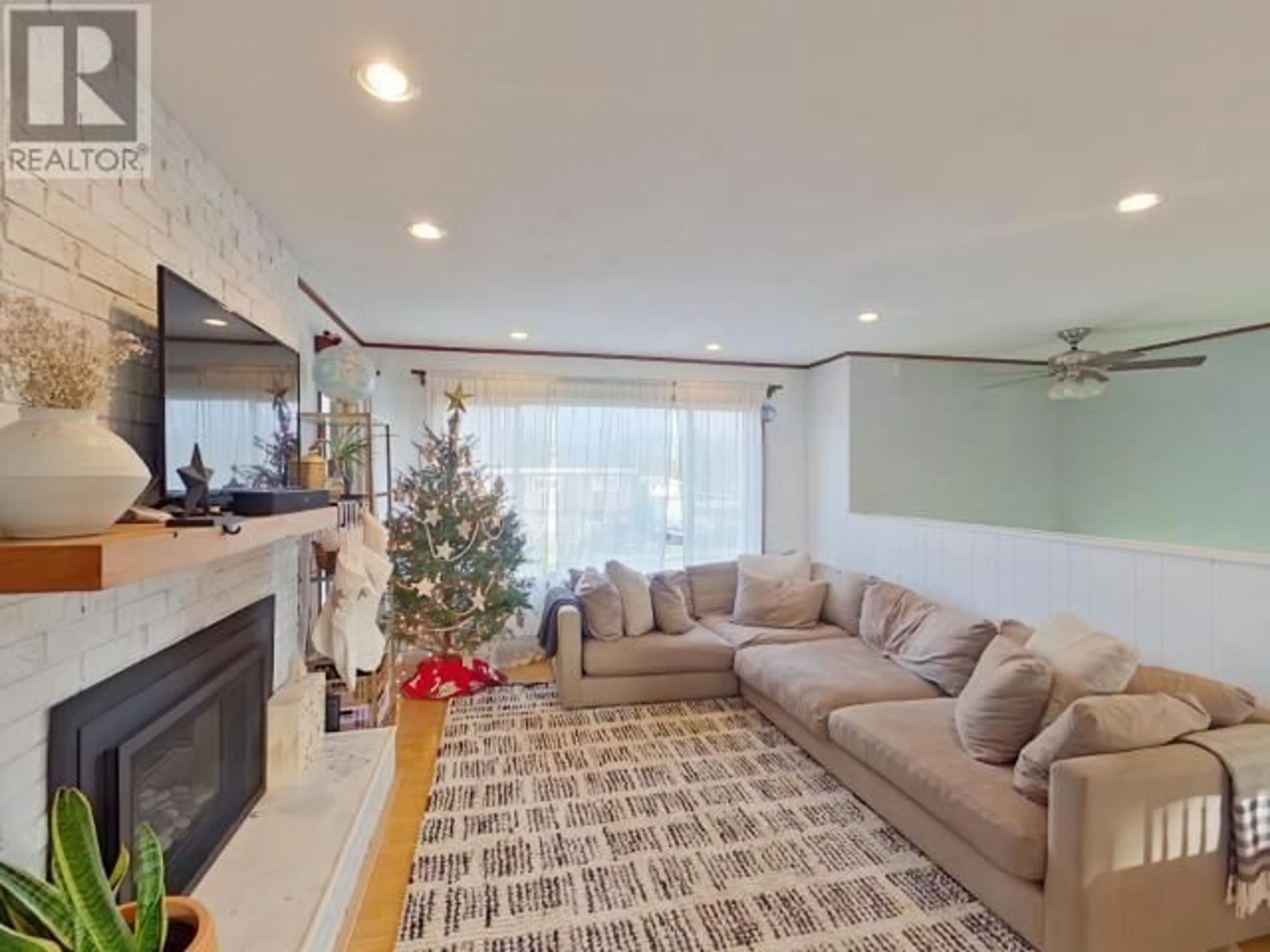 Living room with furniture, unknown for 7244 HAZELTON STREET, Powell River British Columbia