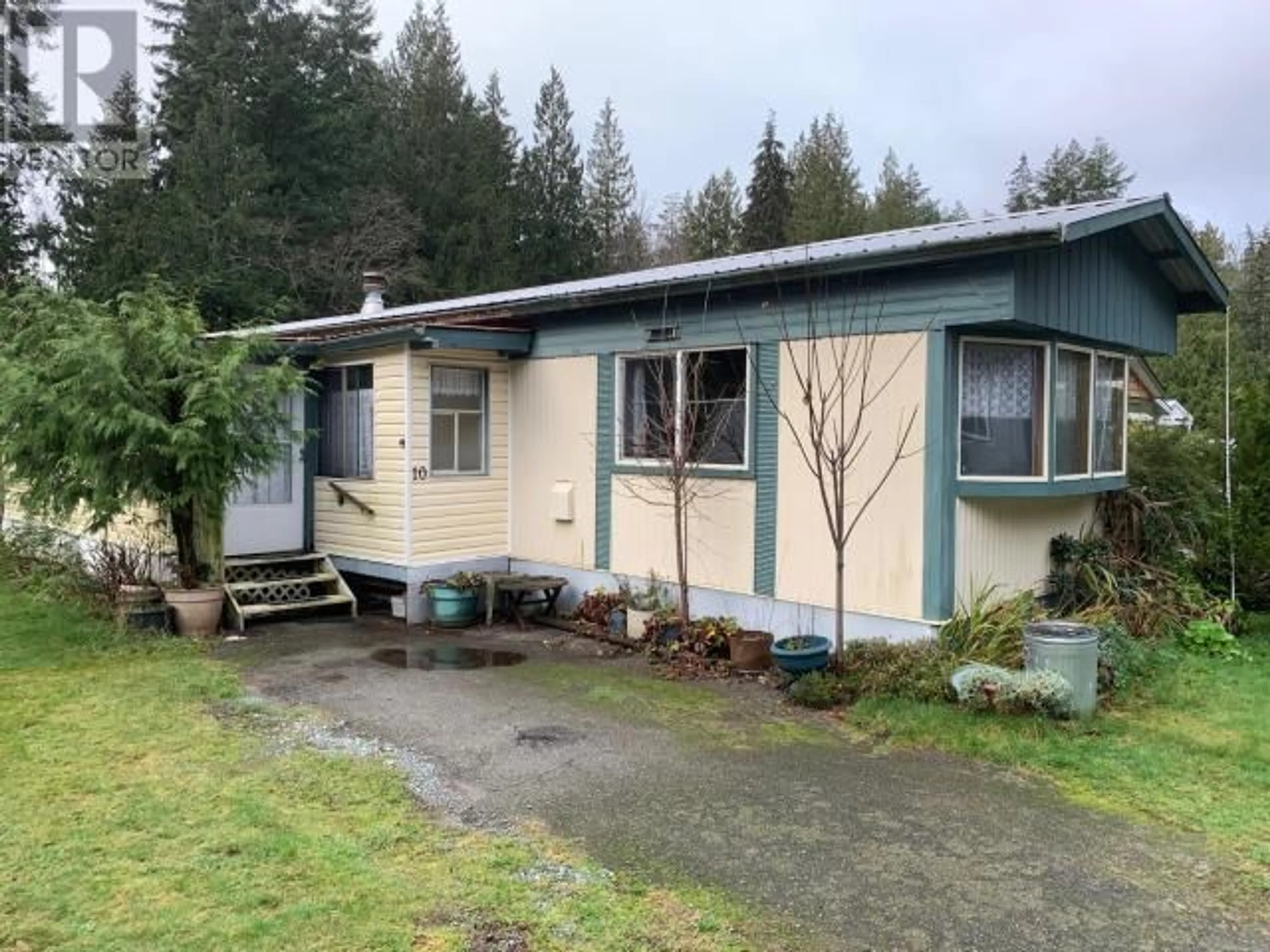 Home with vinyl exterior material, unknown for 10-8425 HIGHWAY 101, Powell River British Columbia