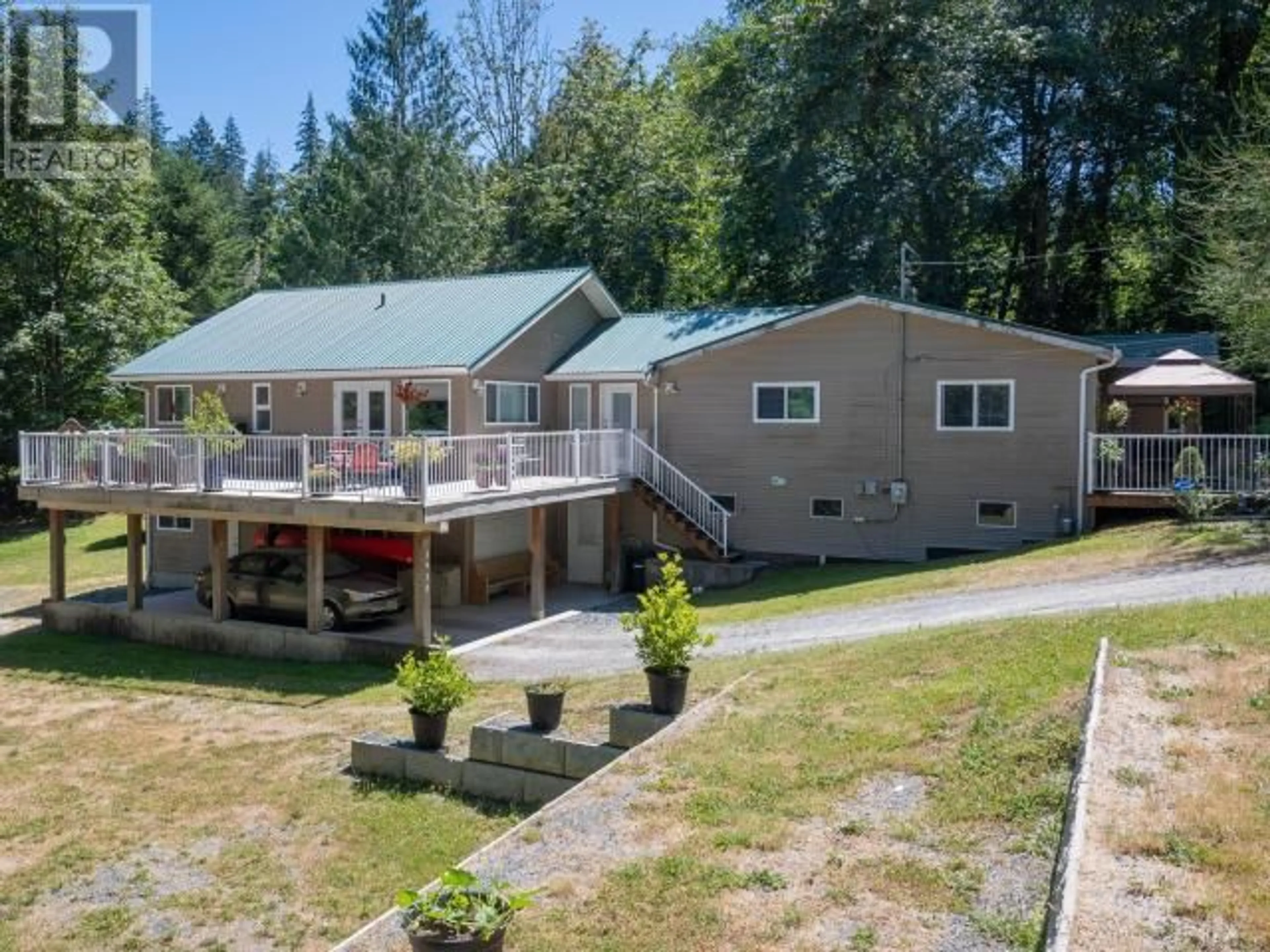 A pic from outside/outdoor area/front of a property/back of a property/a pic from drone, unknown for 5930 MOWAT AVE, Powell River British Columbia