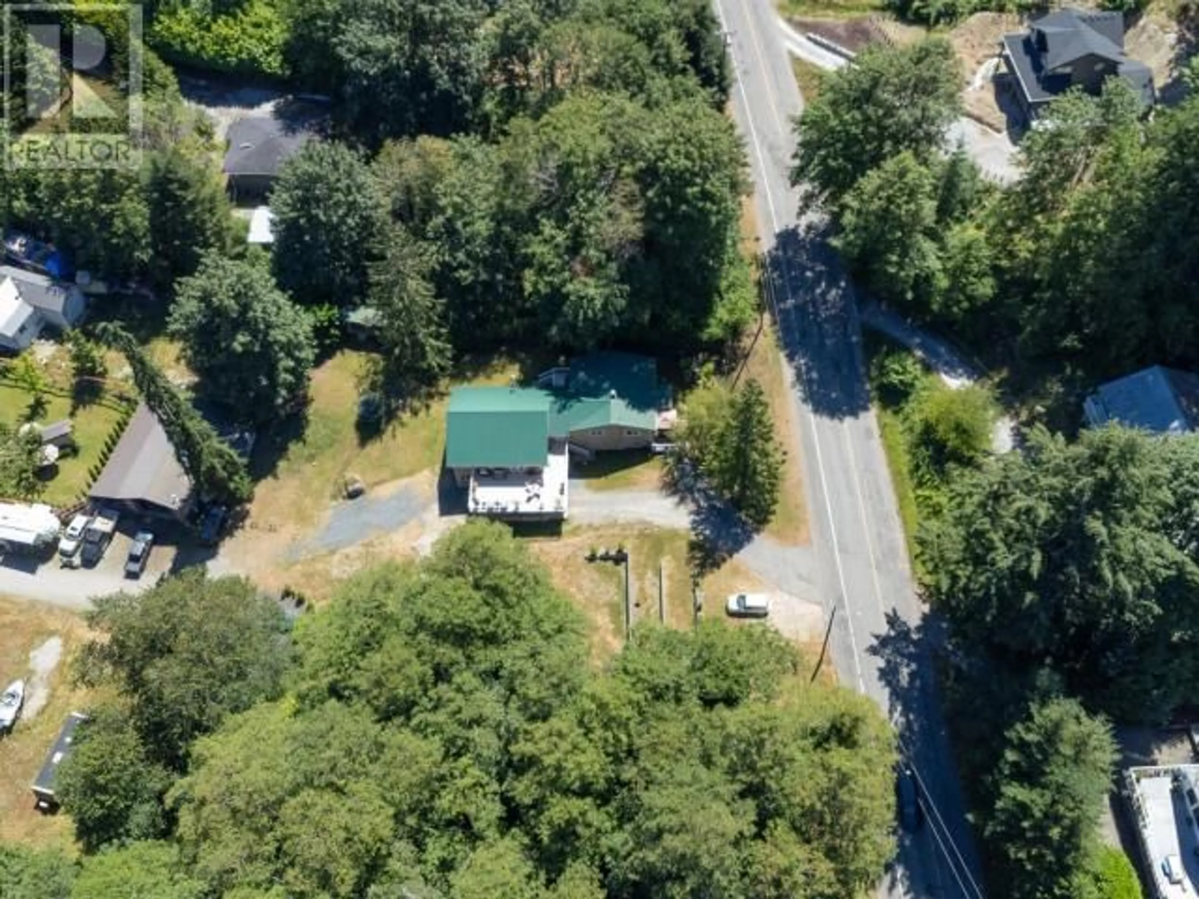 A pic from outside/outdoor area/front of a property/back of a property/a pic from drone, street for 5930 MOWAT AVE, Powell River British Columbia