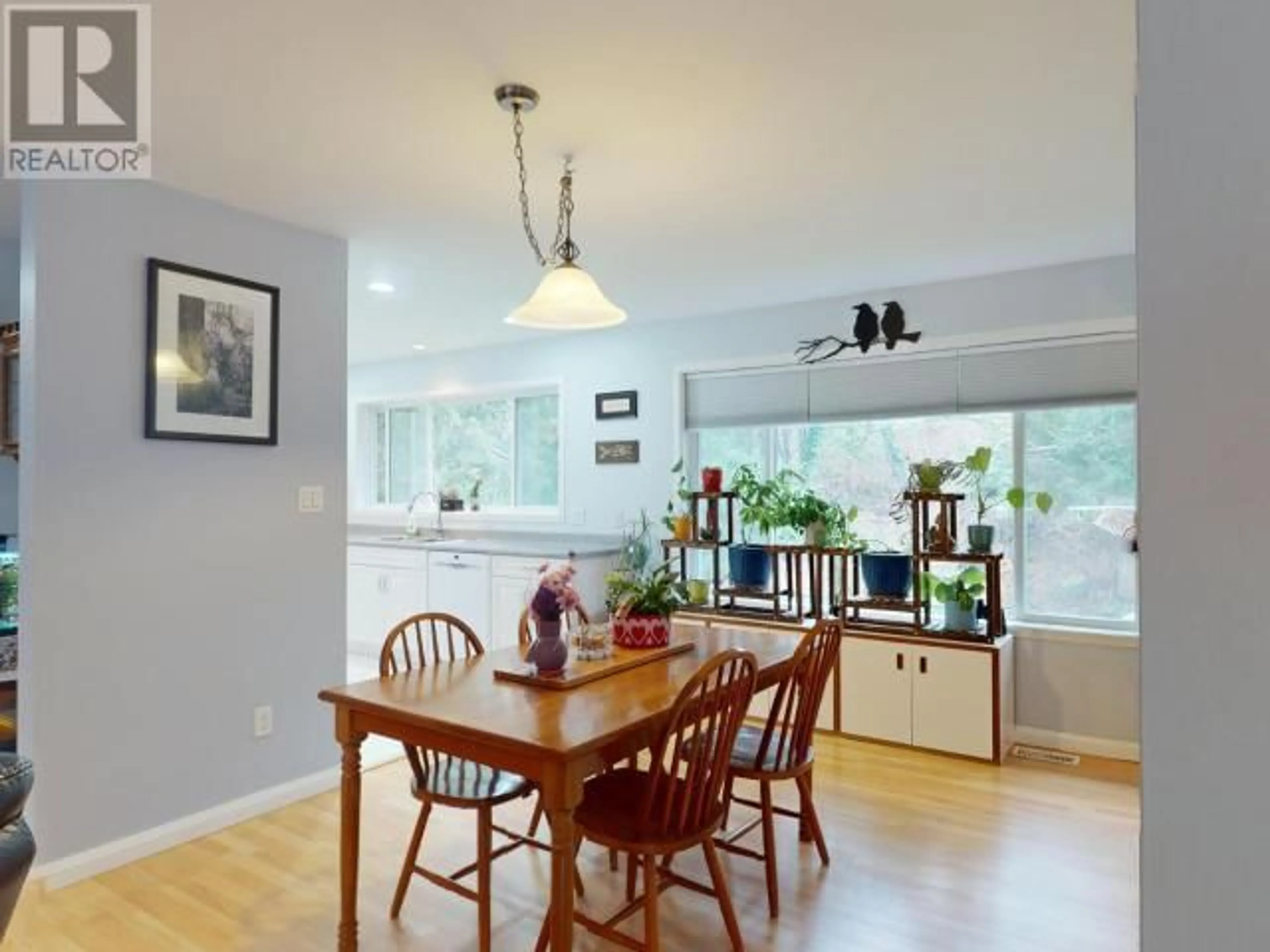 Dining room, wood/laminate floor for 5930 MOWAT AVE, Powell River British Columbia