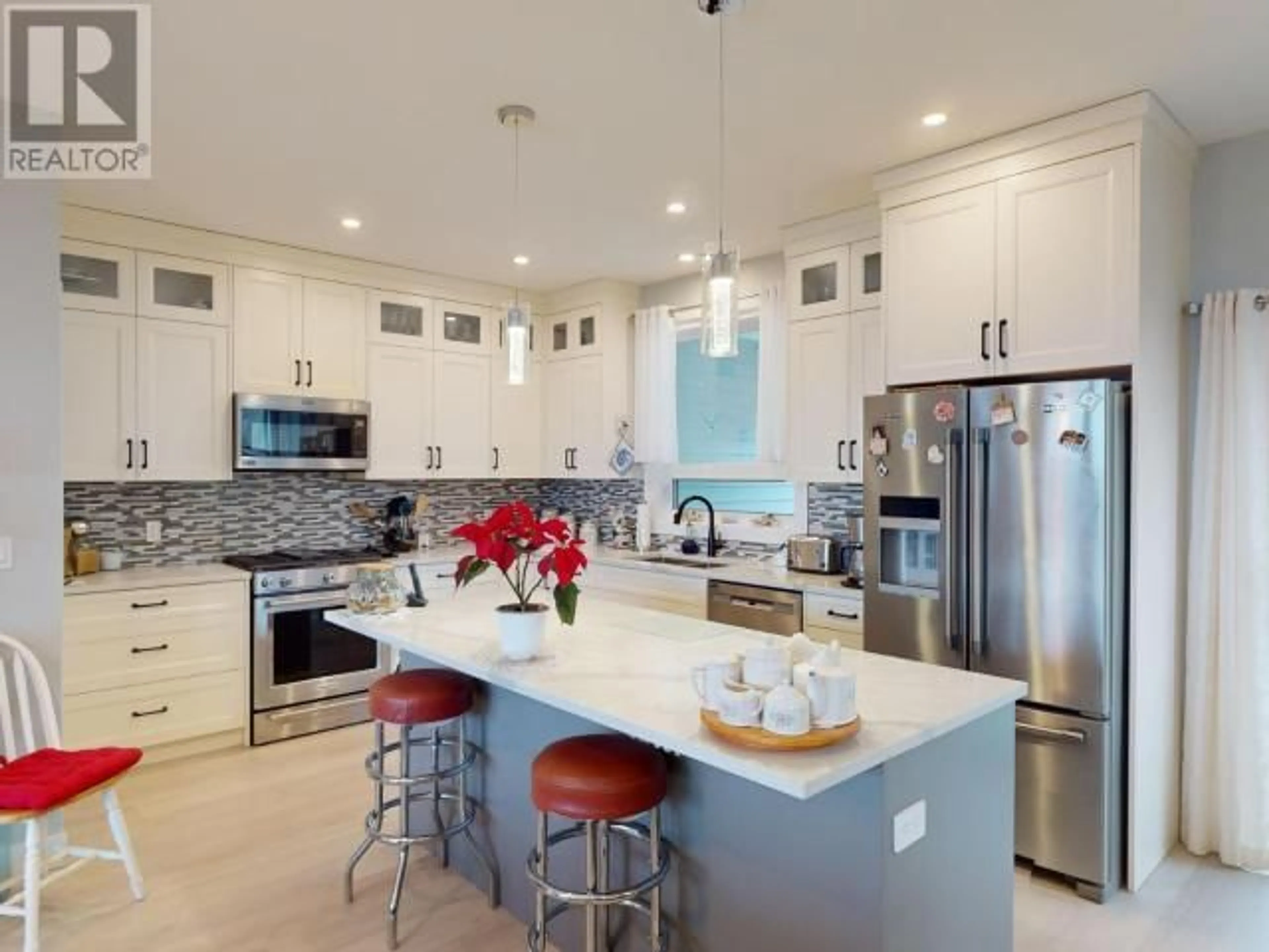 Contemporary kitchen, ceramic/tile floor for 4374 QUEBEC AVE, Powell River British Columbia