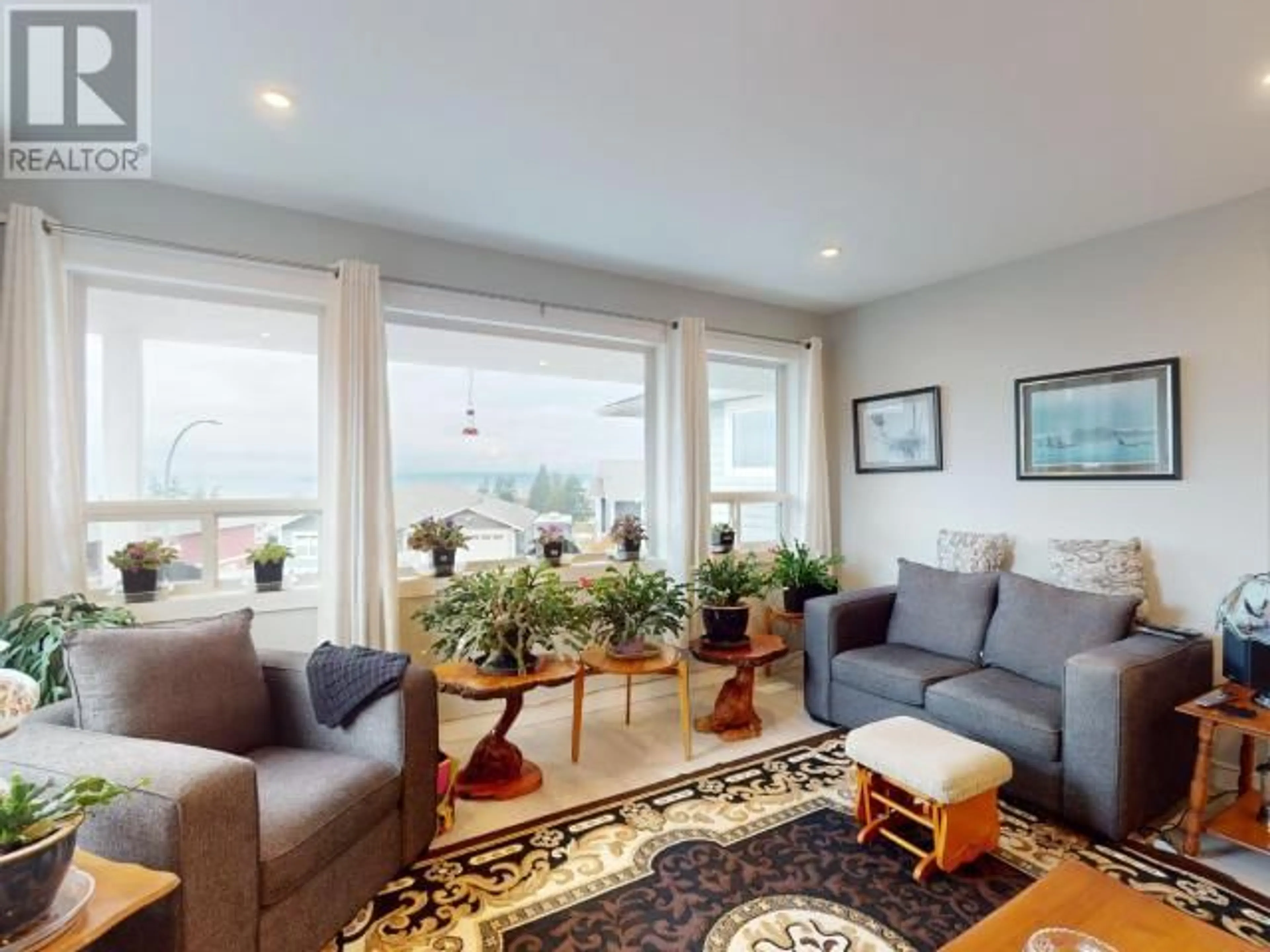 Living room with furniture, wood/laminate floor for 4374 QUEBEC AVE, Powell River British Columbia