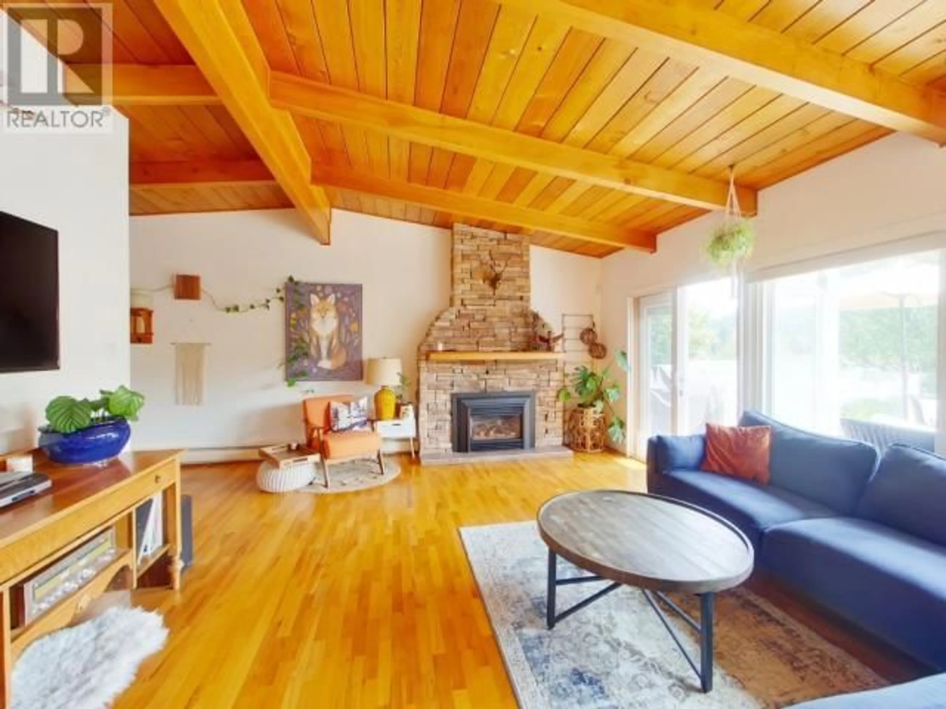 Living room with furniture, wood/laminate floor for 5584 PARK AVE, Powell River British Columbia V8A3W9