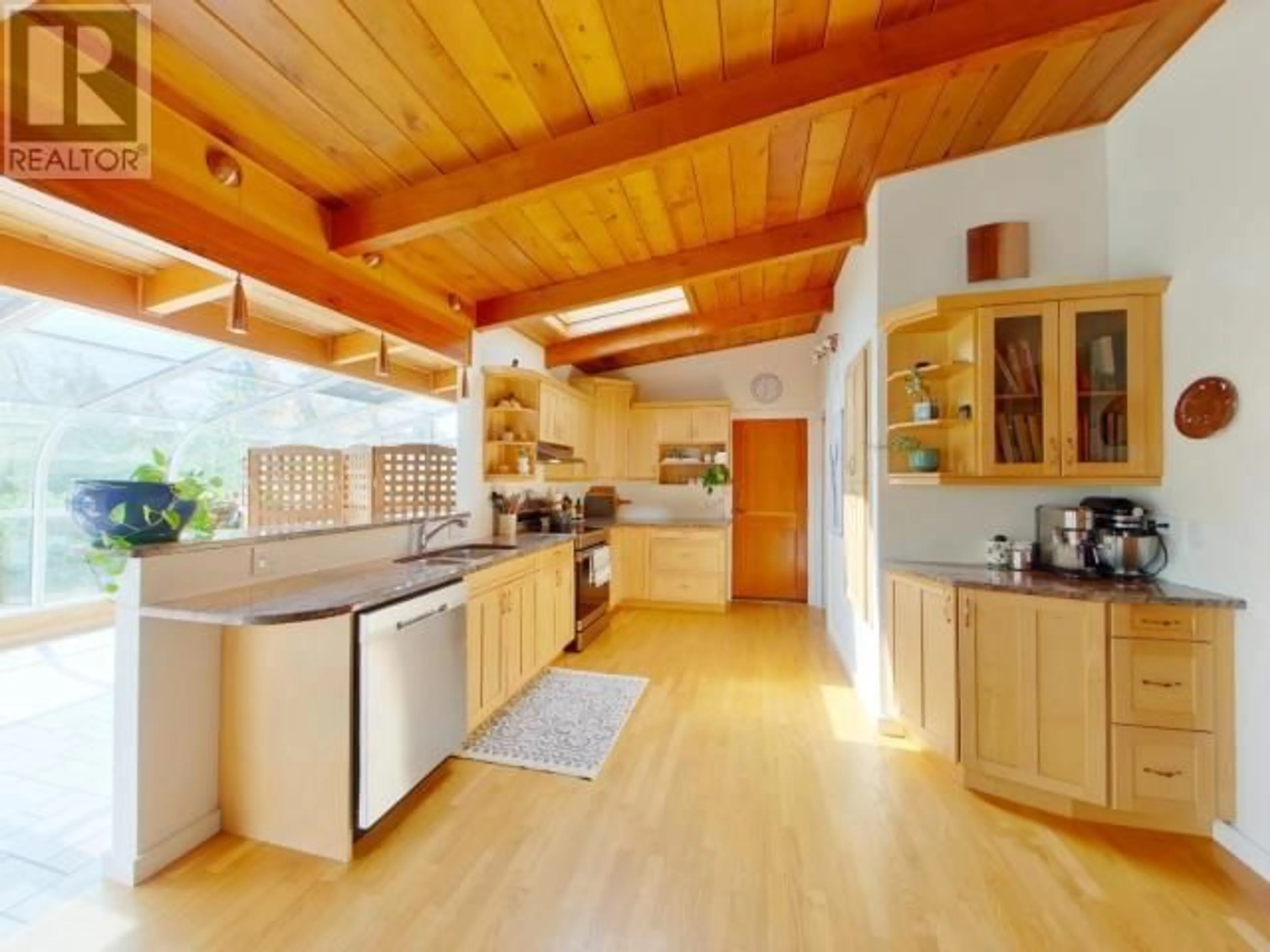 Open concept kitchen, wood/laminate floor for 5584 PARK AVE, Powell River British Columbia V8A3W9