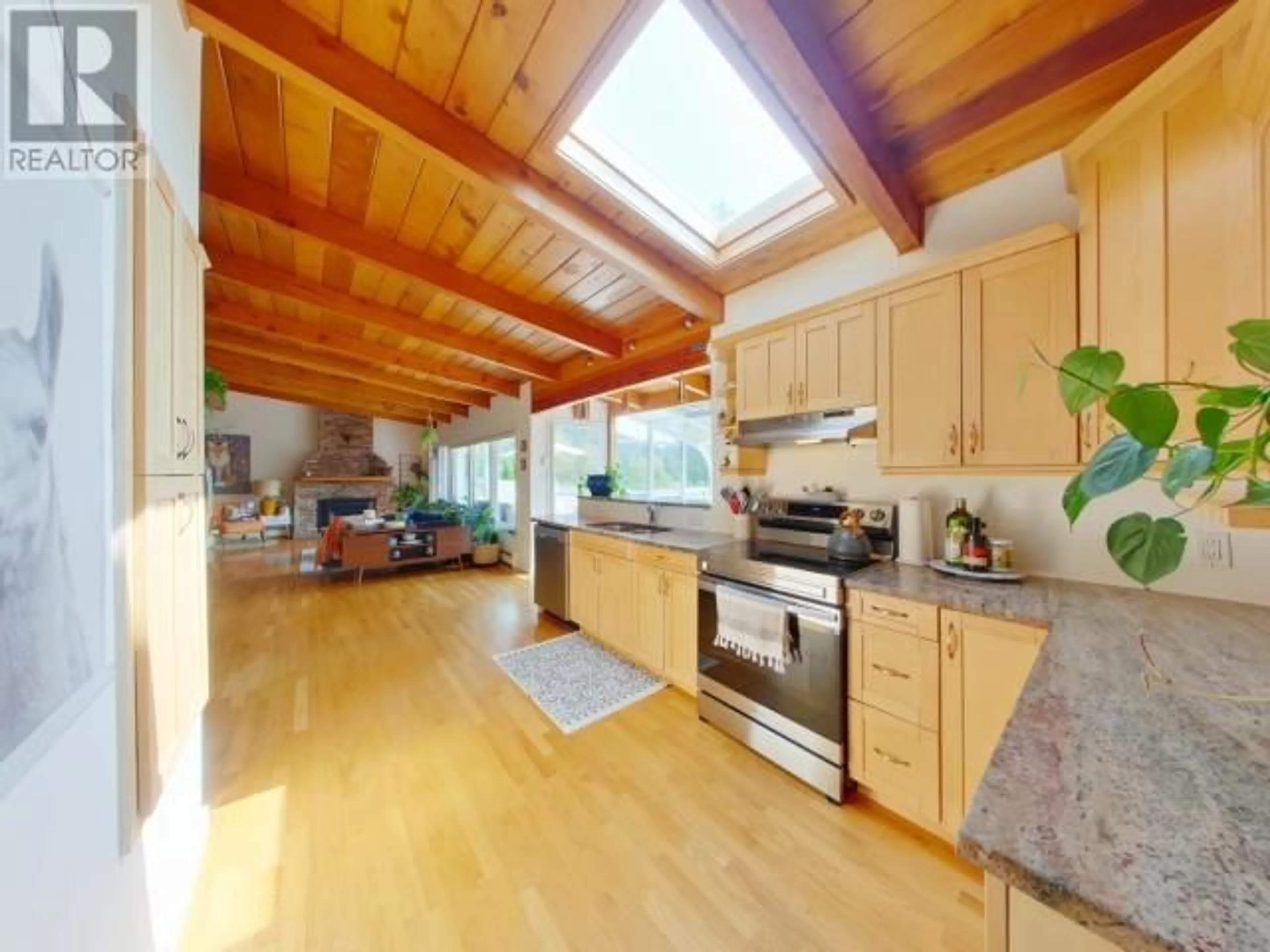 Open concept kitchen, wood/laminate floor for 5584 PARK AVE, Powell River British Columbia V8A3W9