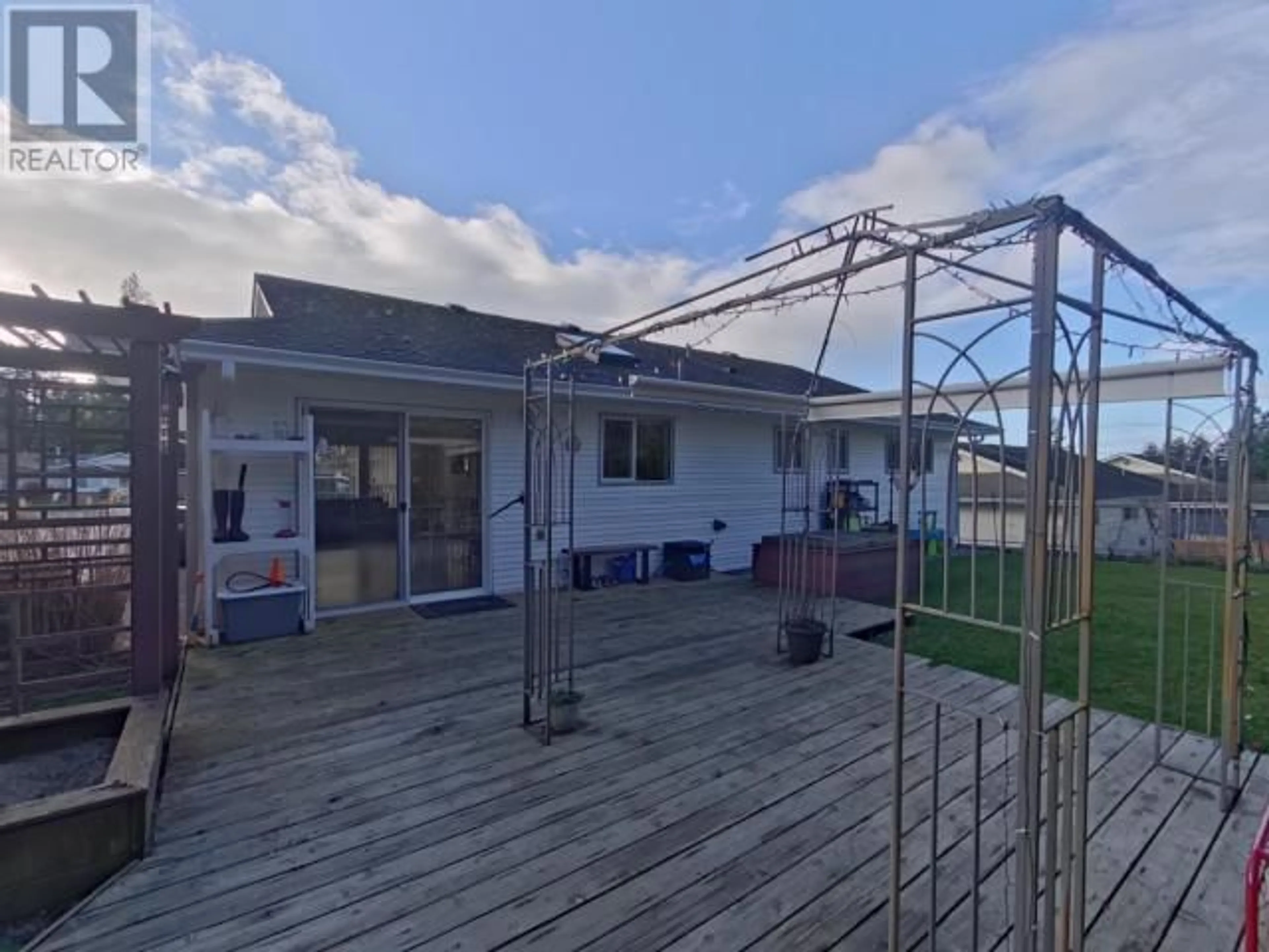 A pic from outside/outdoor area/front of a property/back of a property/a pic from drone, building for B-4052 SAVARY PLACE, Powell River British Columbia V8A5R7