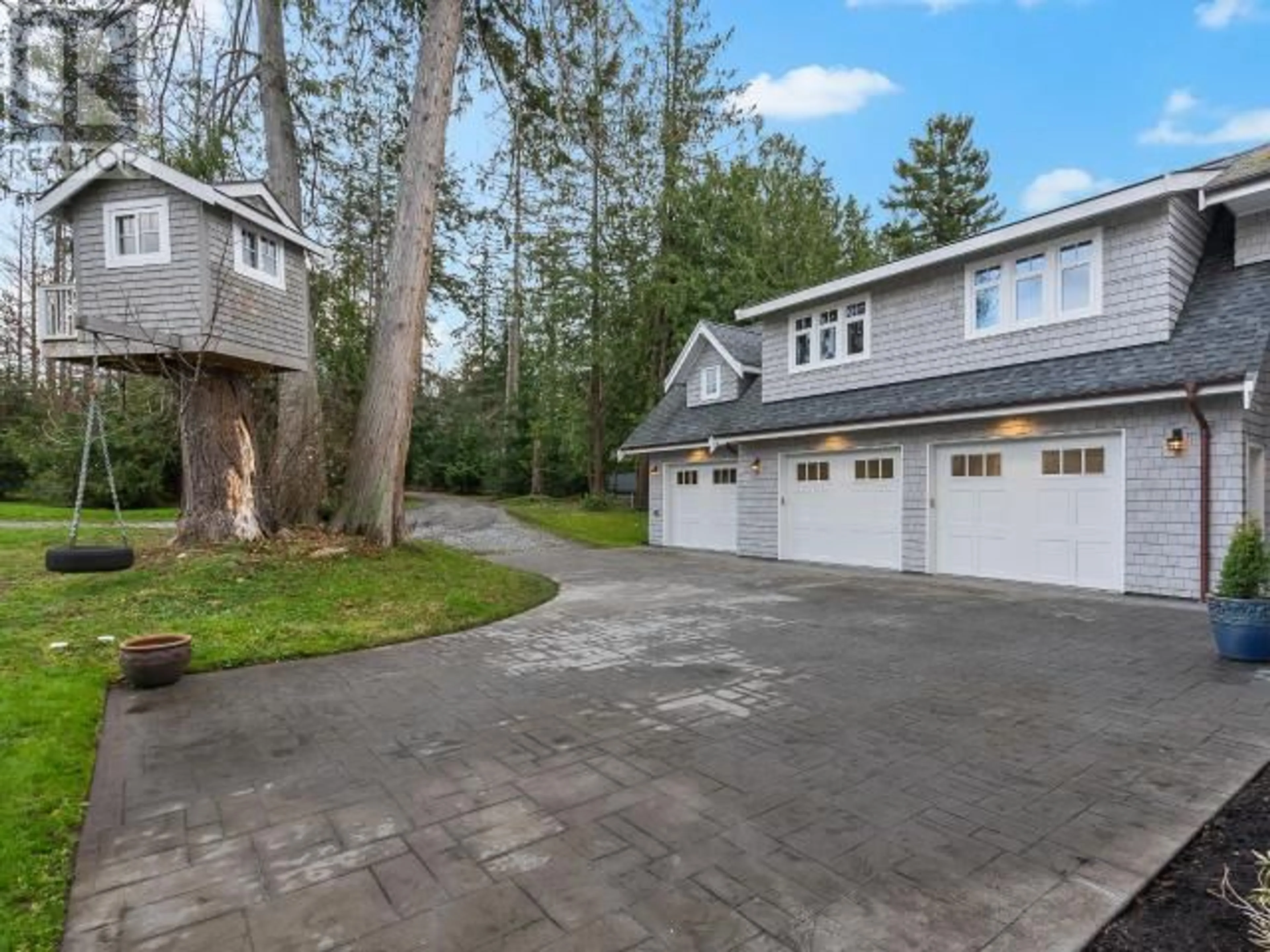 Indoor garage for 3569 MARINE AVE, Powell River British Columbia V8A5K6