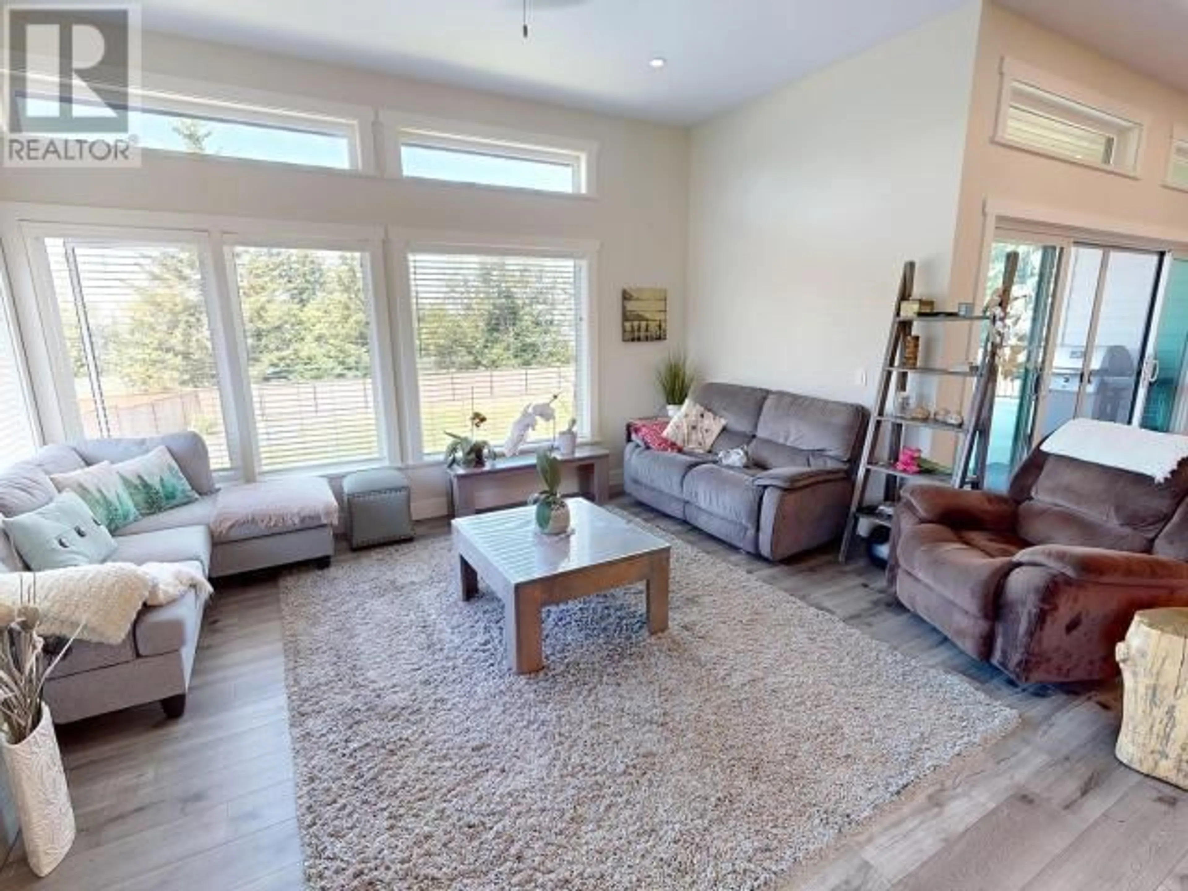 Living room with furniture, unknown for 3953 EAGLE RIDGE PLACE, Powell River British Columbia