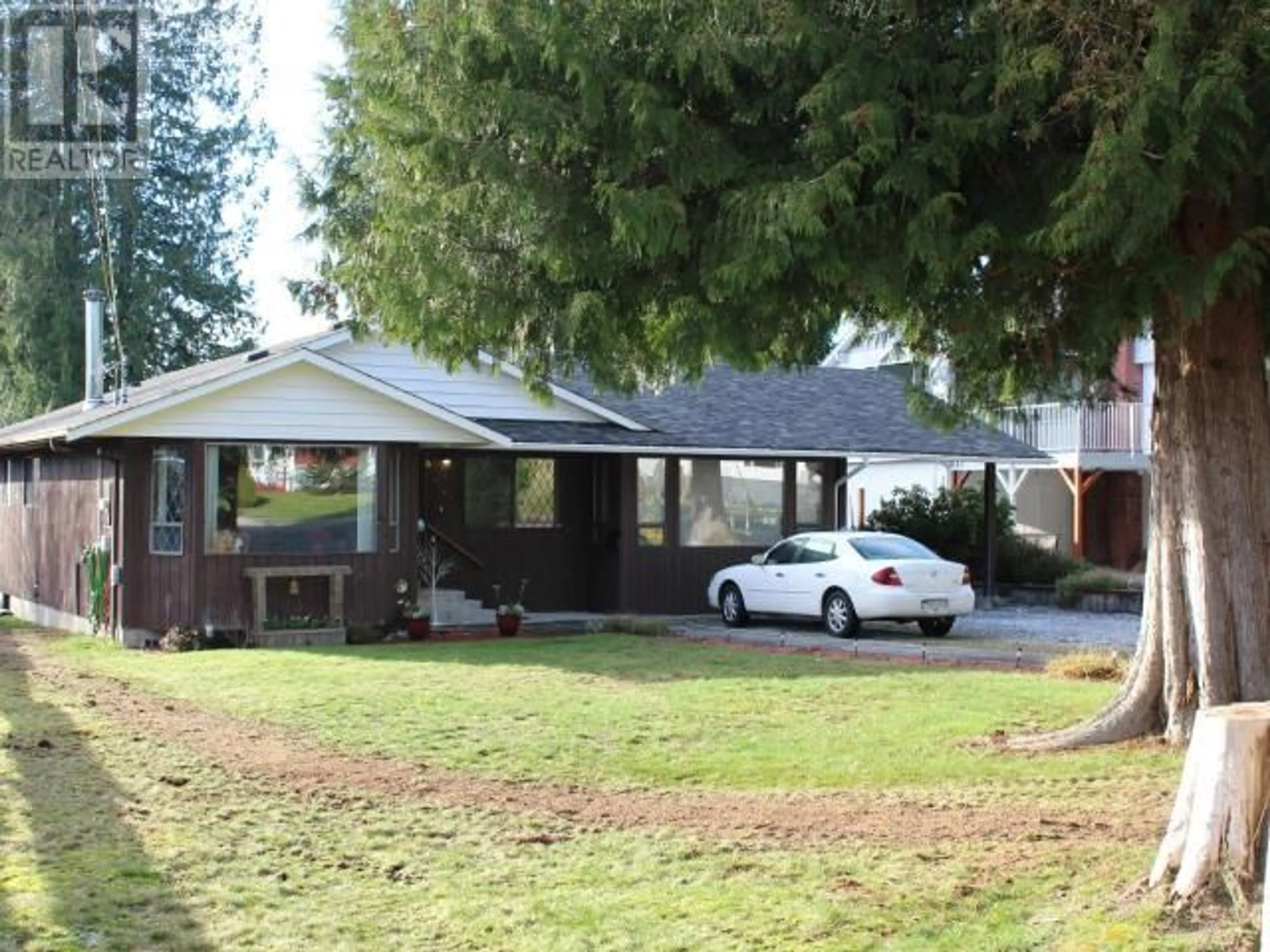 A pic from outside/outdoor area/front of a property/back of a property/a pic from drone, street for 4867 ADAMS STREET, Powell River British Columbia V8A5E1