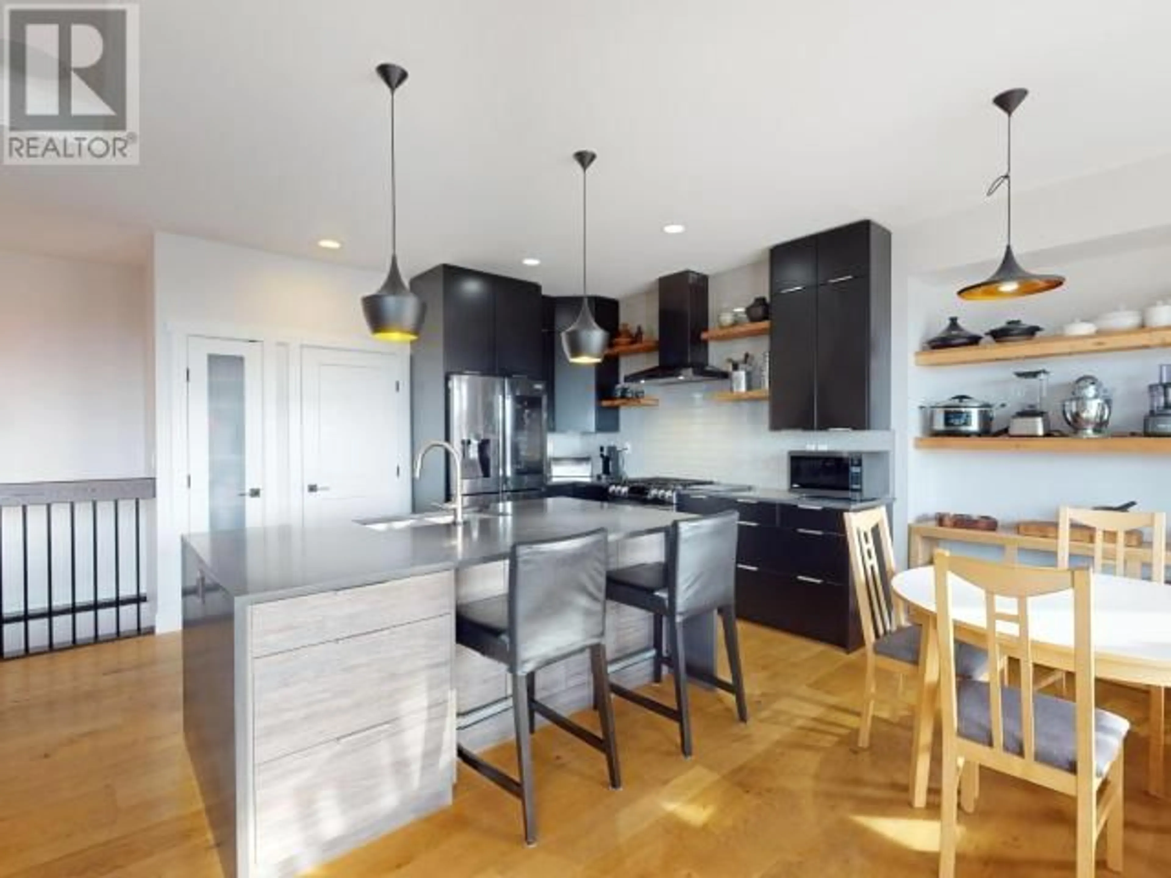 Contemporary kitchen, unknown for 3783 TRAIL PLACE, Powell River British Columbia v8a5l3