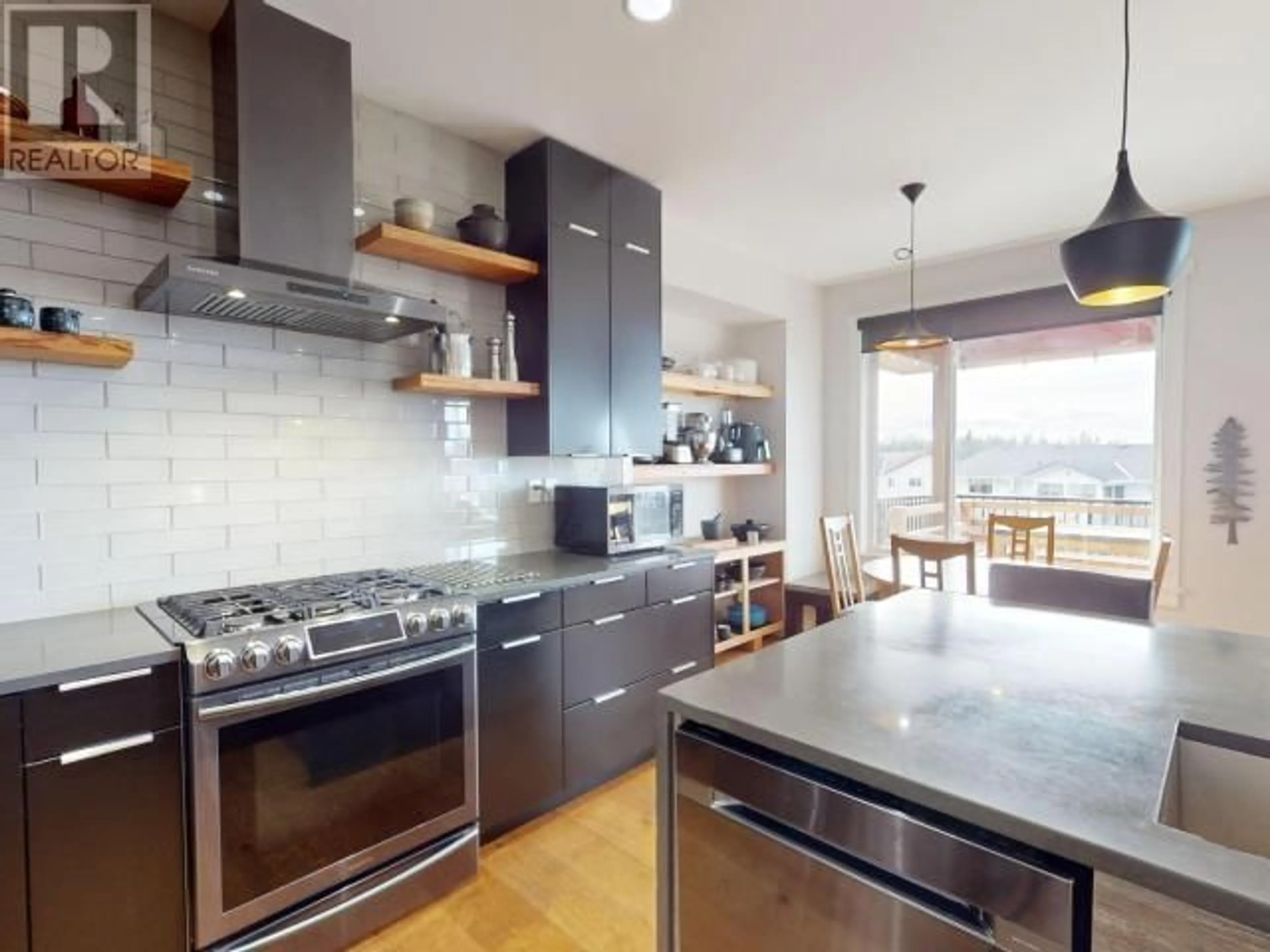 Contemporary kitchen, unknown for 3783 TRAIL PLACE, Powell River British Columbia v8a5l3