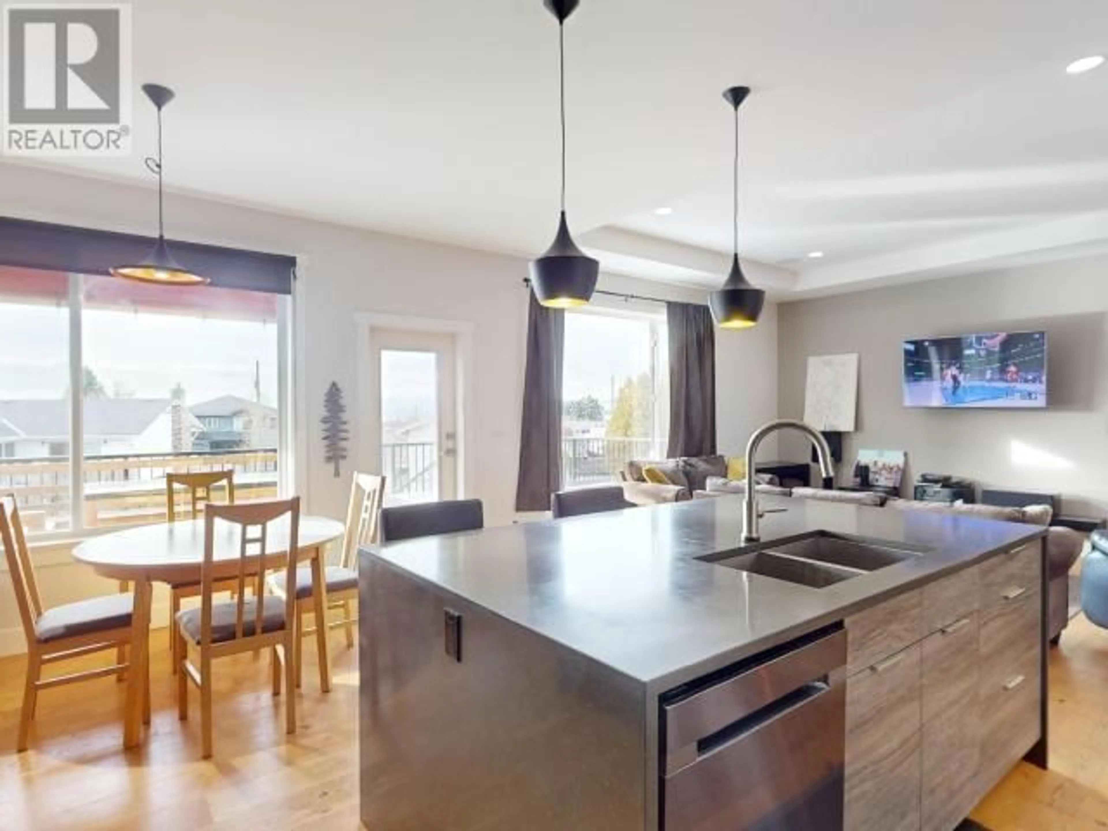 Contemporary kitchen, unknown for 3783 TRAIL PLACE, Powell River British Columbia v8a5l3