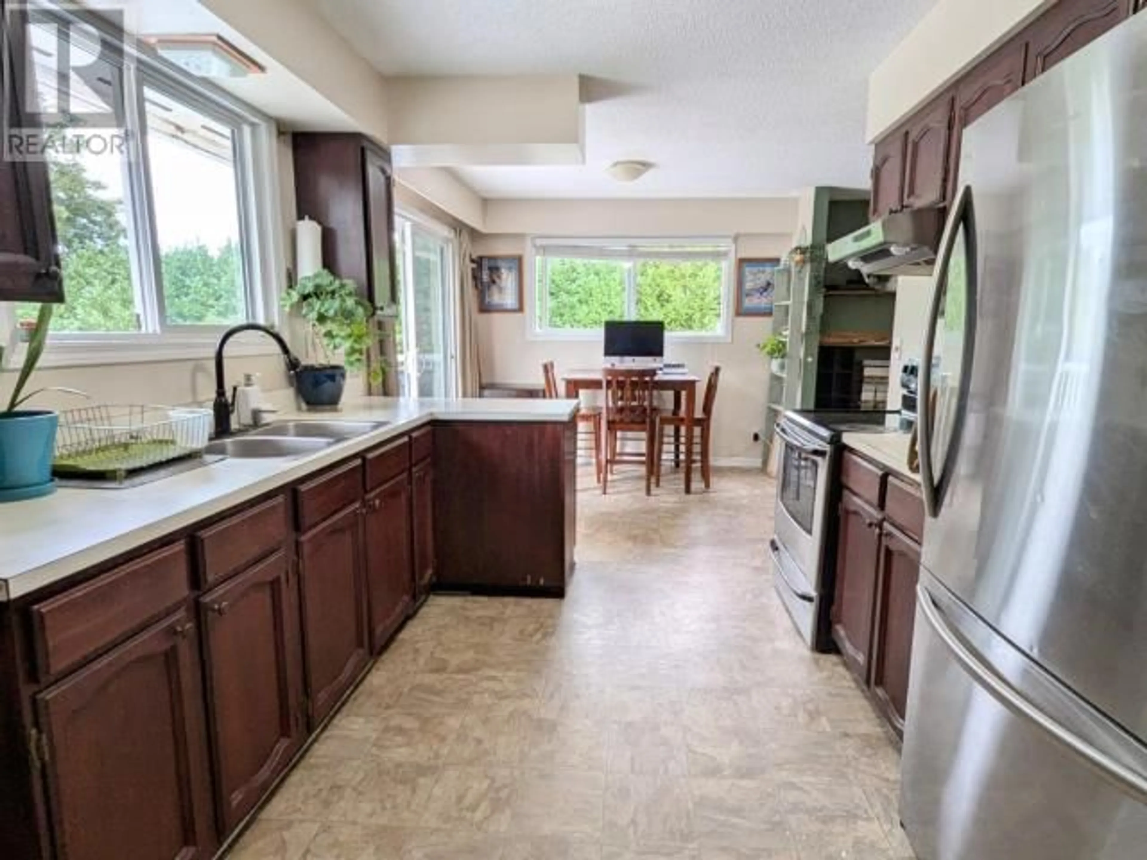 Open concept kitchen, ceramic/tile floor for 5395 YUKON AVE, Powell River British Columbia