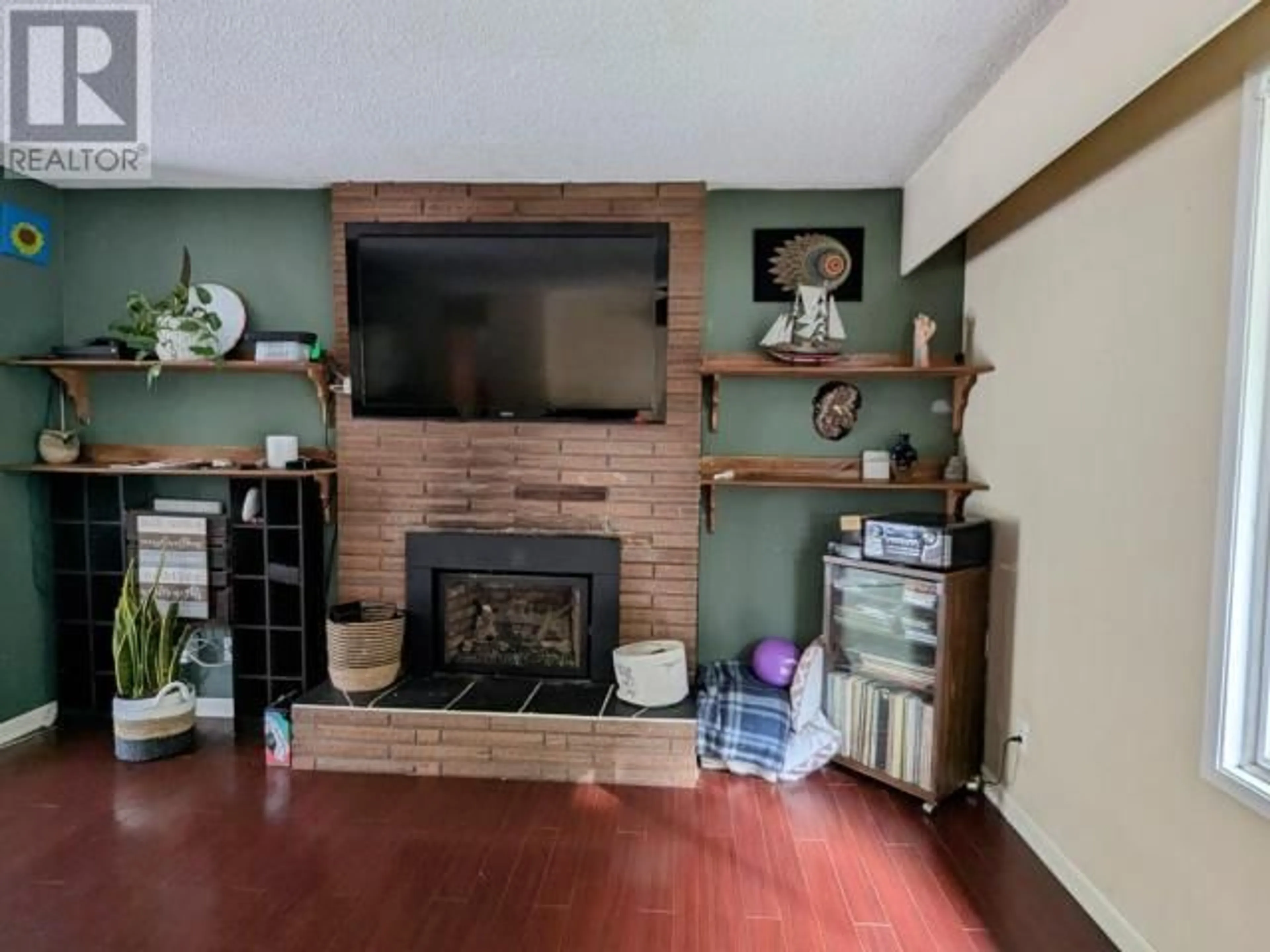 Living room with furniture, wood/laminate floor for 5395 YUKON AVE, Powell River British Columbia