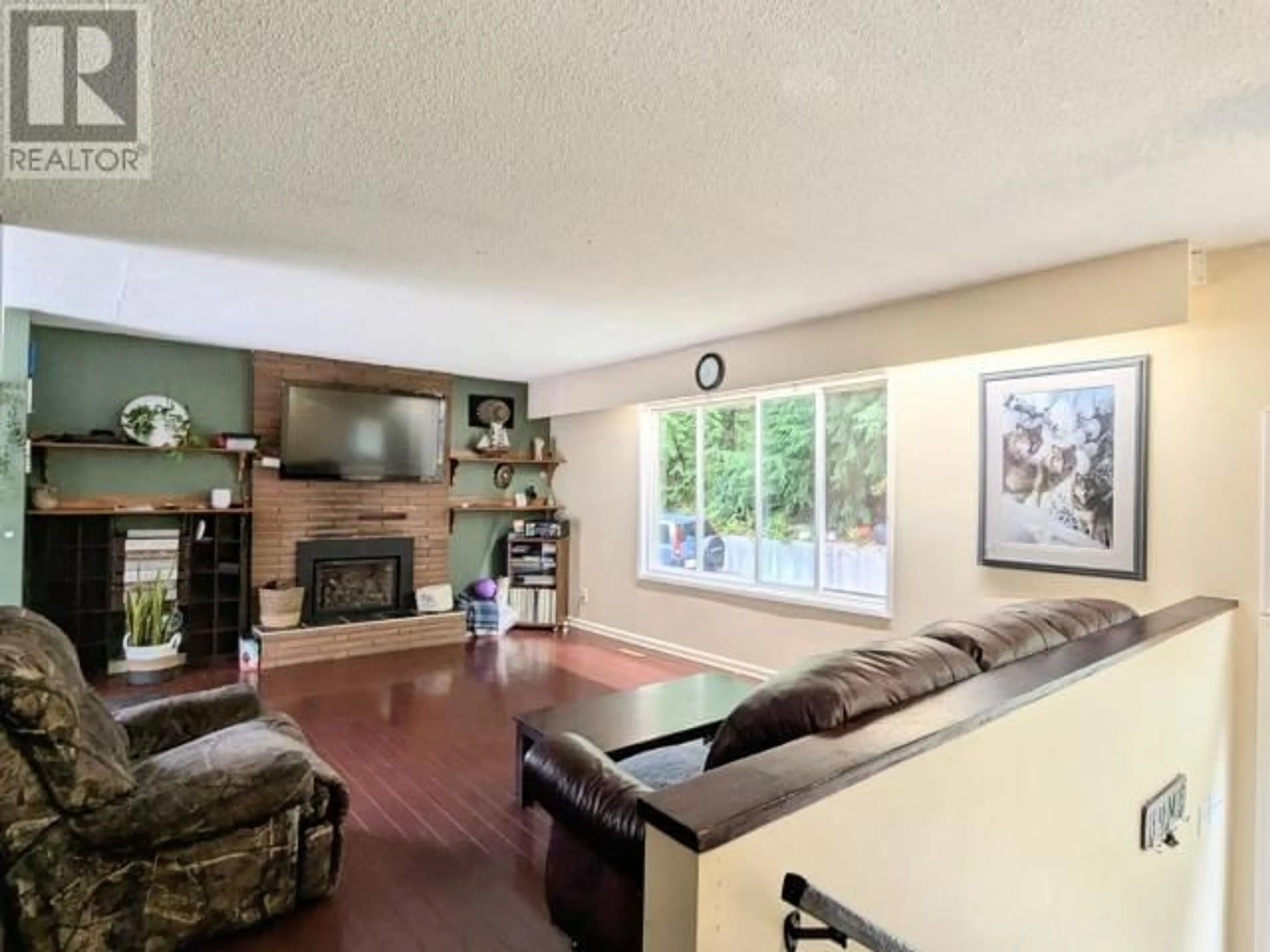 Living room with furniture, unknown for 5395 YUKON AVE, Powell River British Columbia