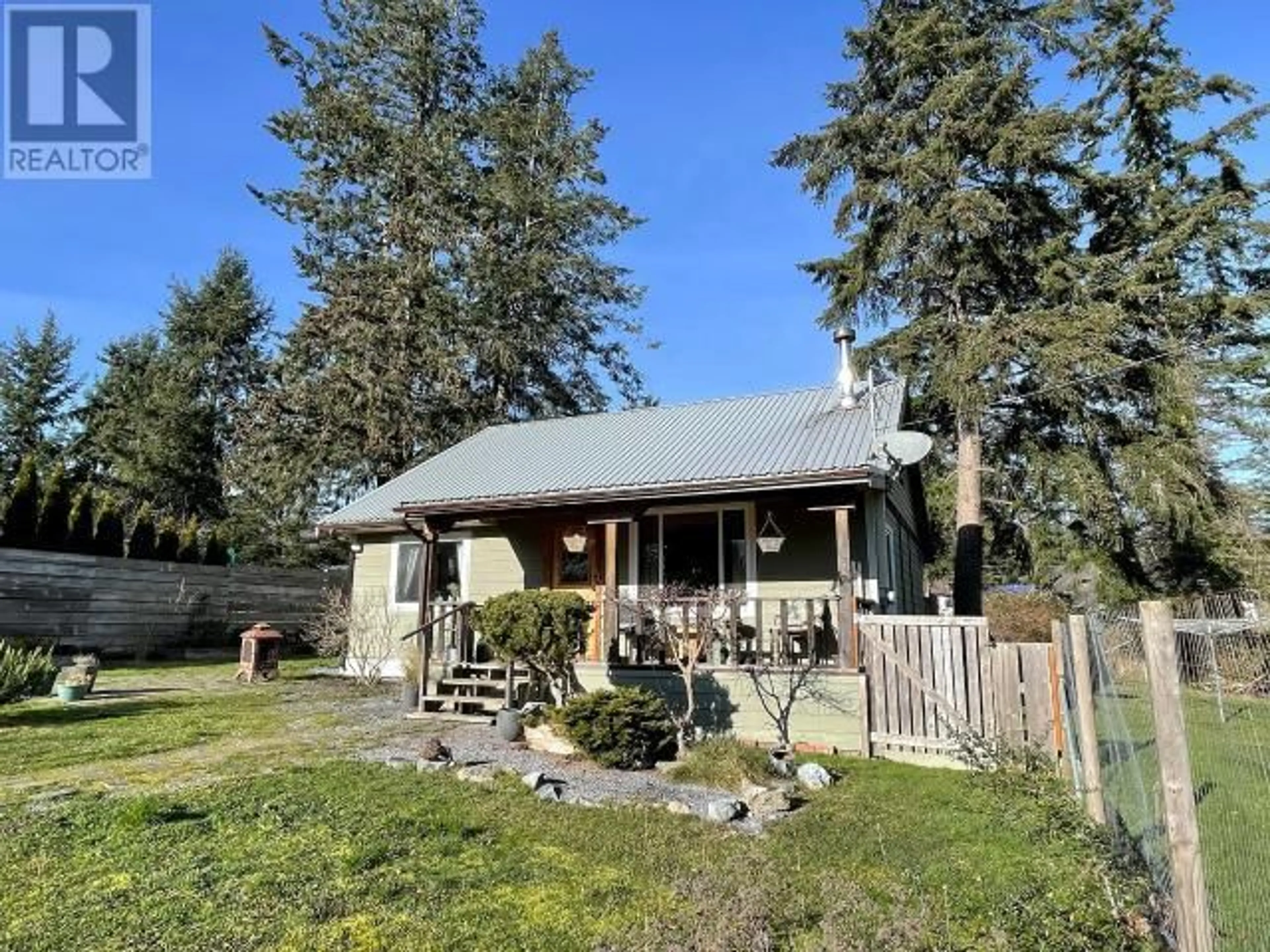 A pic from outside/outdoor area/front of a property/back of a property/a pic from drone, unknown for 4567 ALDER AVE, Texada Island British Columbia V0N1W0