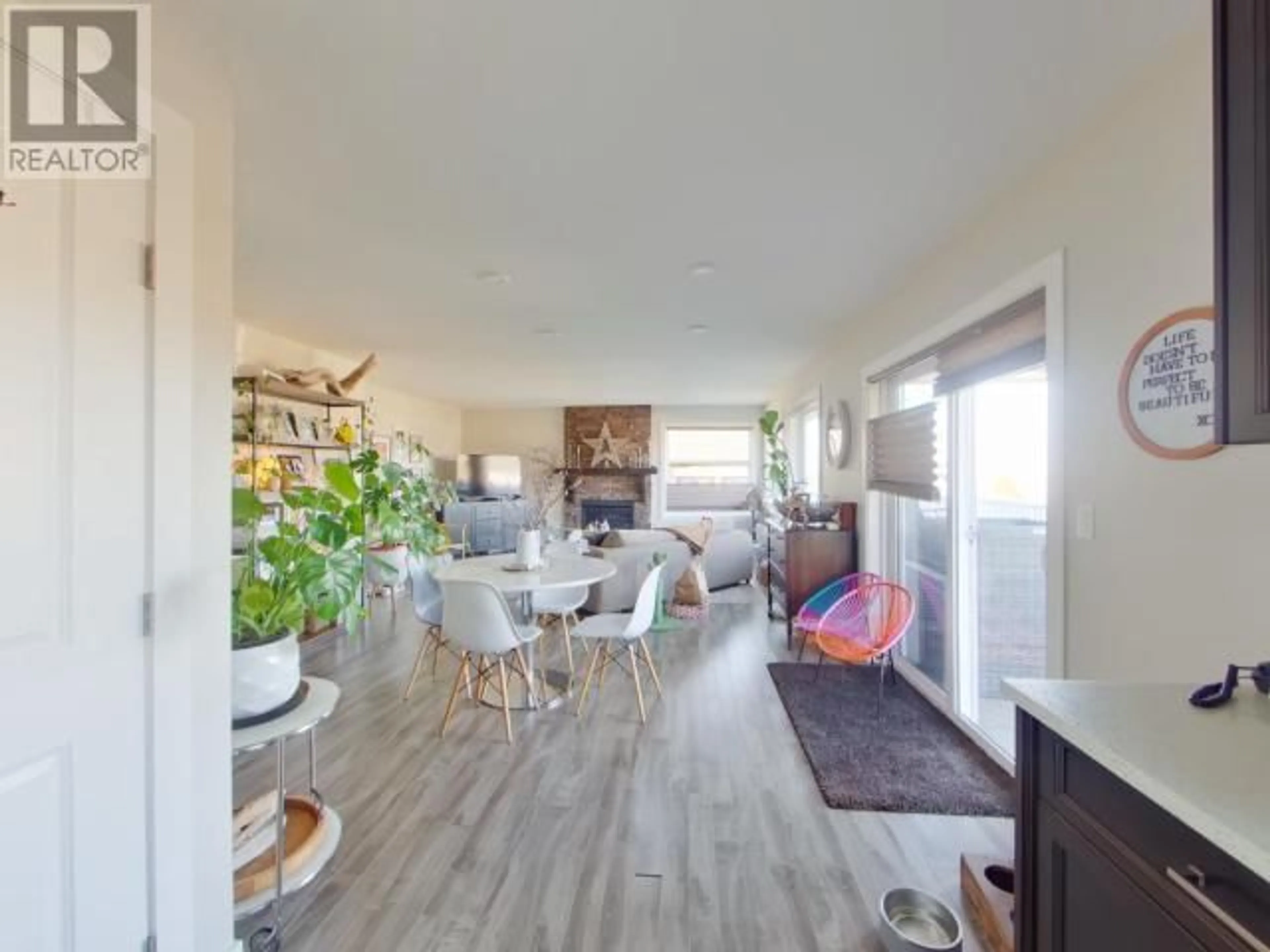 Living room with furniture, wood/laminate floor for 7251 GEORGIA CRES, Powell River British Columbia V8A5T6