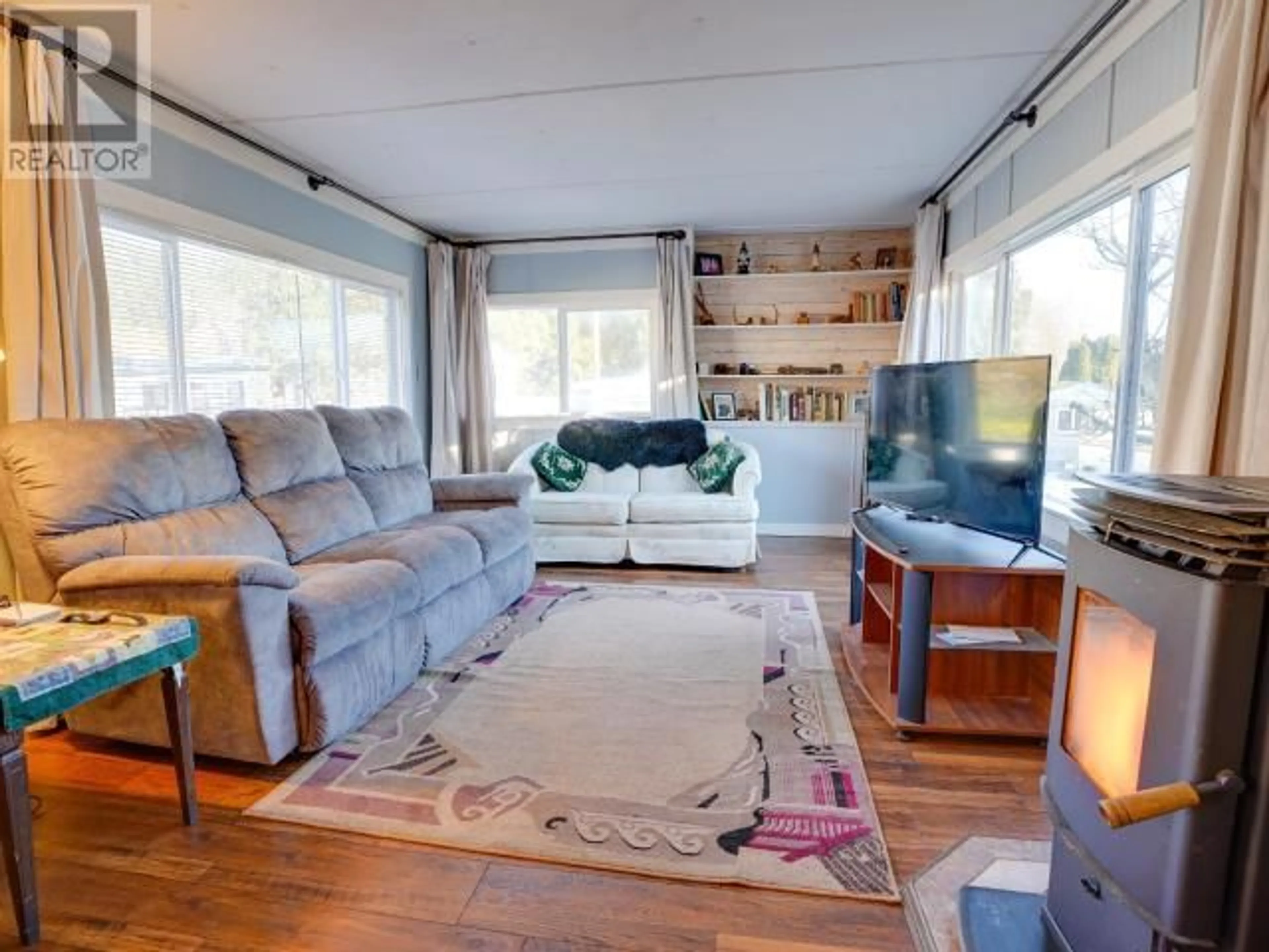 Living room with furniture, wood/laminate floor for 7-9298 WILLIAMS RD, Powell River British Columbia