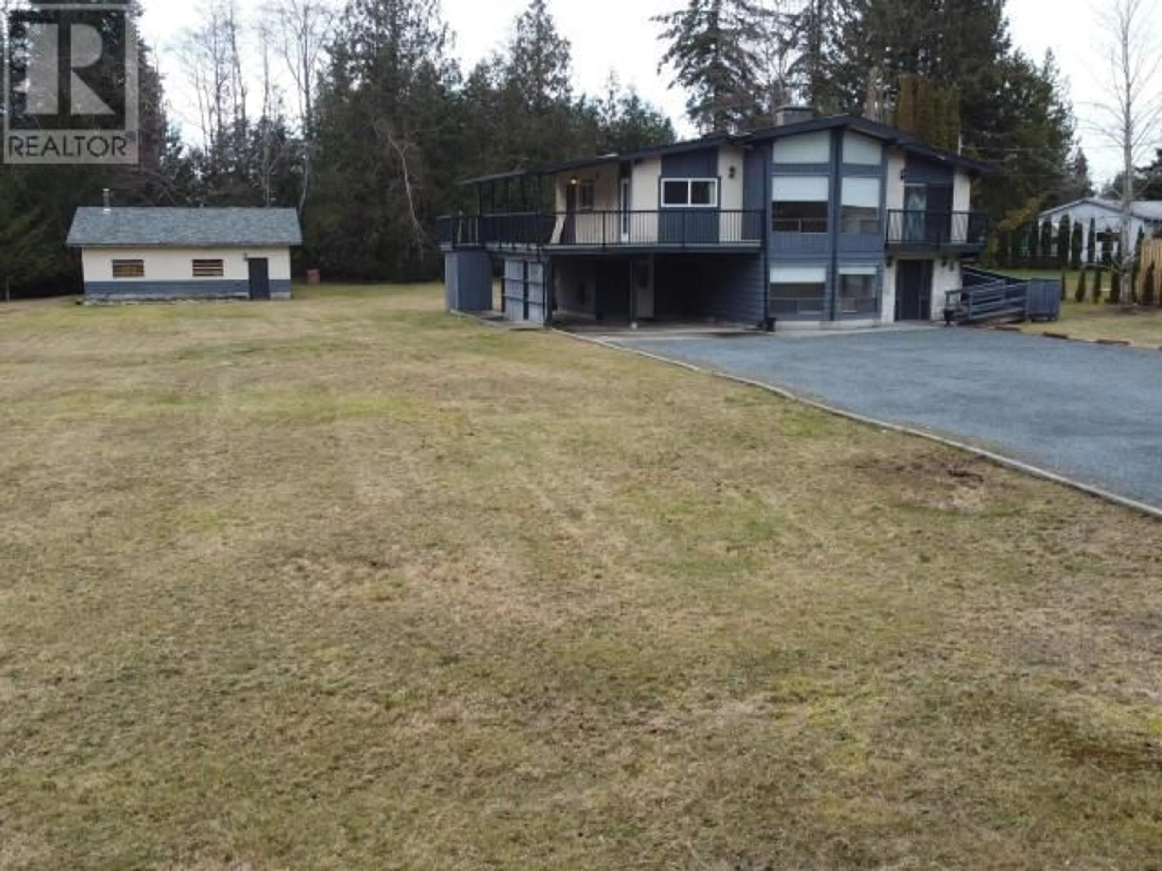 A pic from outside/outdoor area/front of a property/back of a property/a pic from drone, unknown for 4909 BOWNESS AVE, Powell River British Columbia