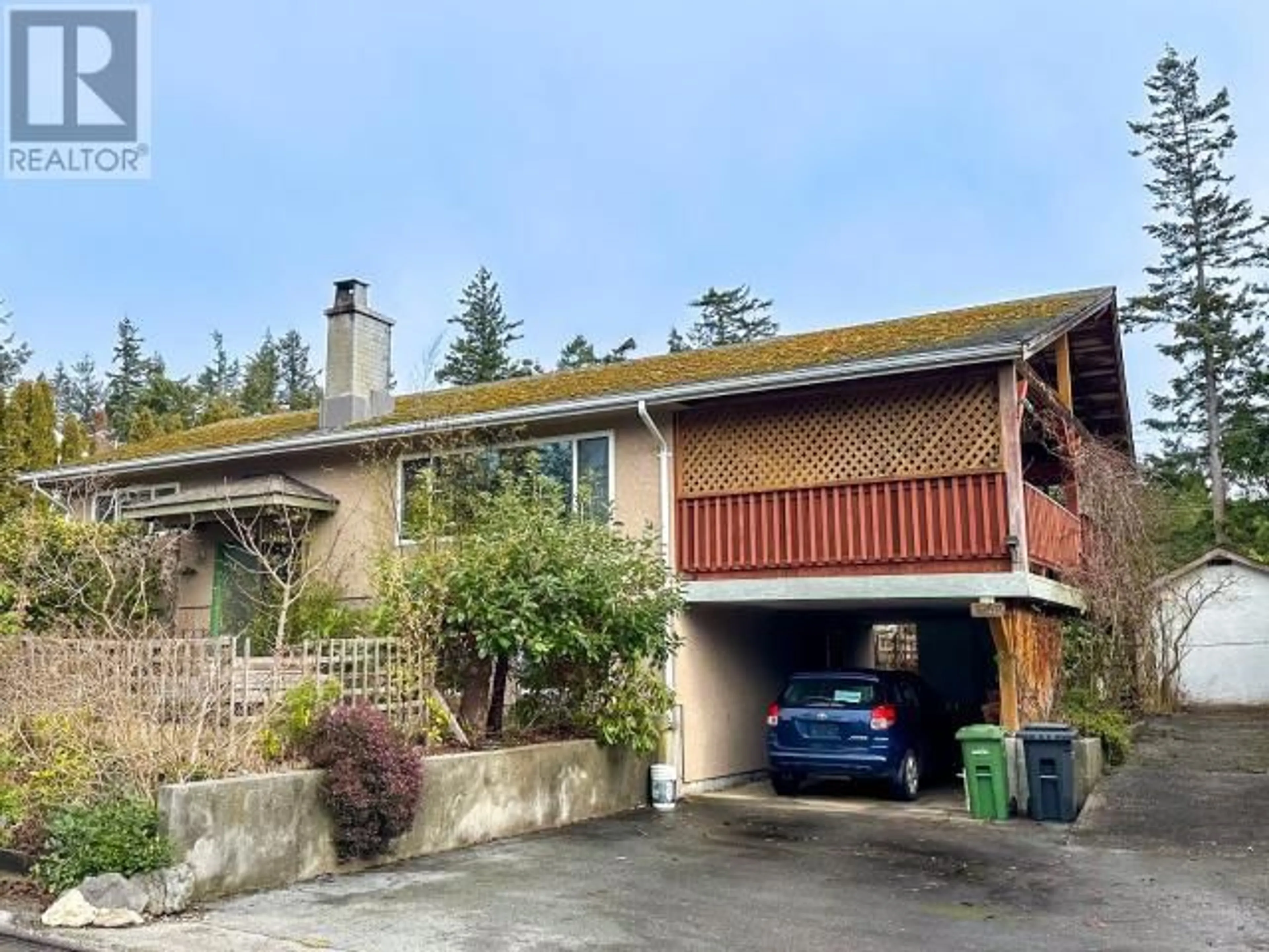 A pic from outside/outdoor area/front of a property/back of a property/a pic from drone, street for 3252 KOOTENAY PLACE, Powell River British Columbia