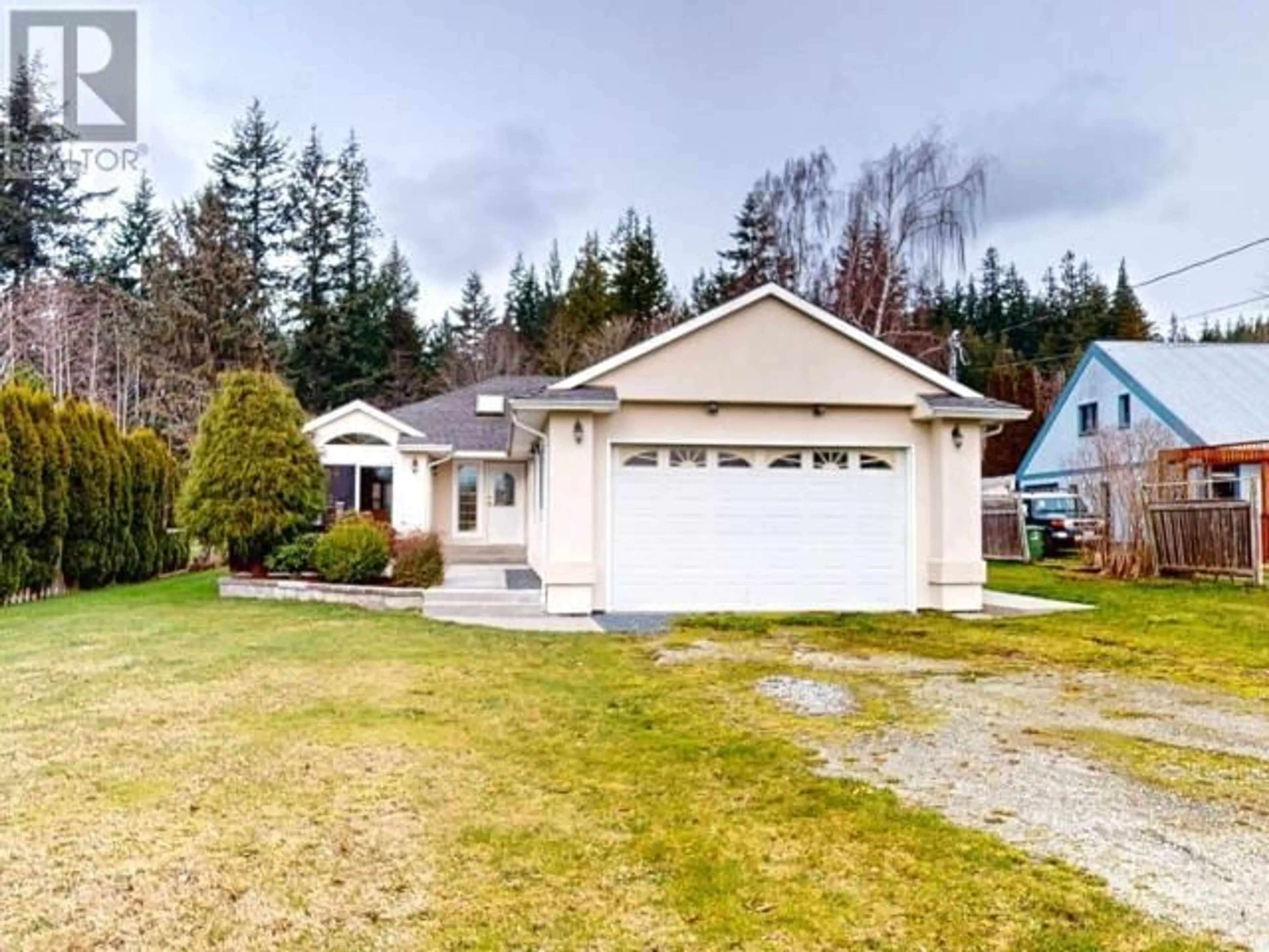 Home with vinyl exterior material, street for 5877 SKEENA STREET, Powell River British Columbia