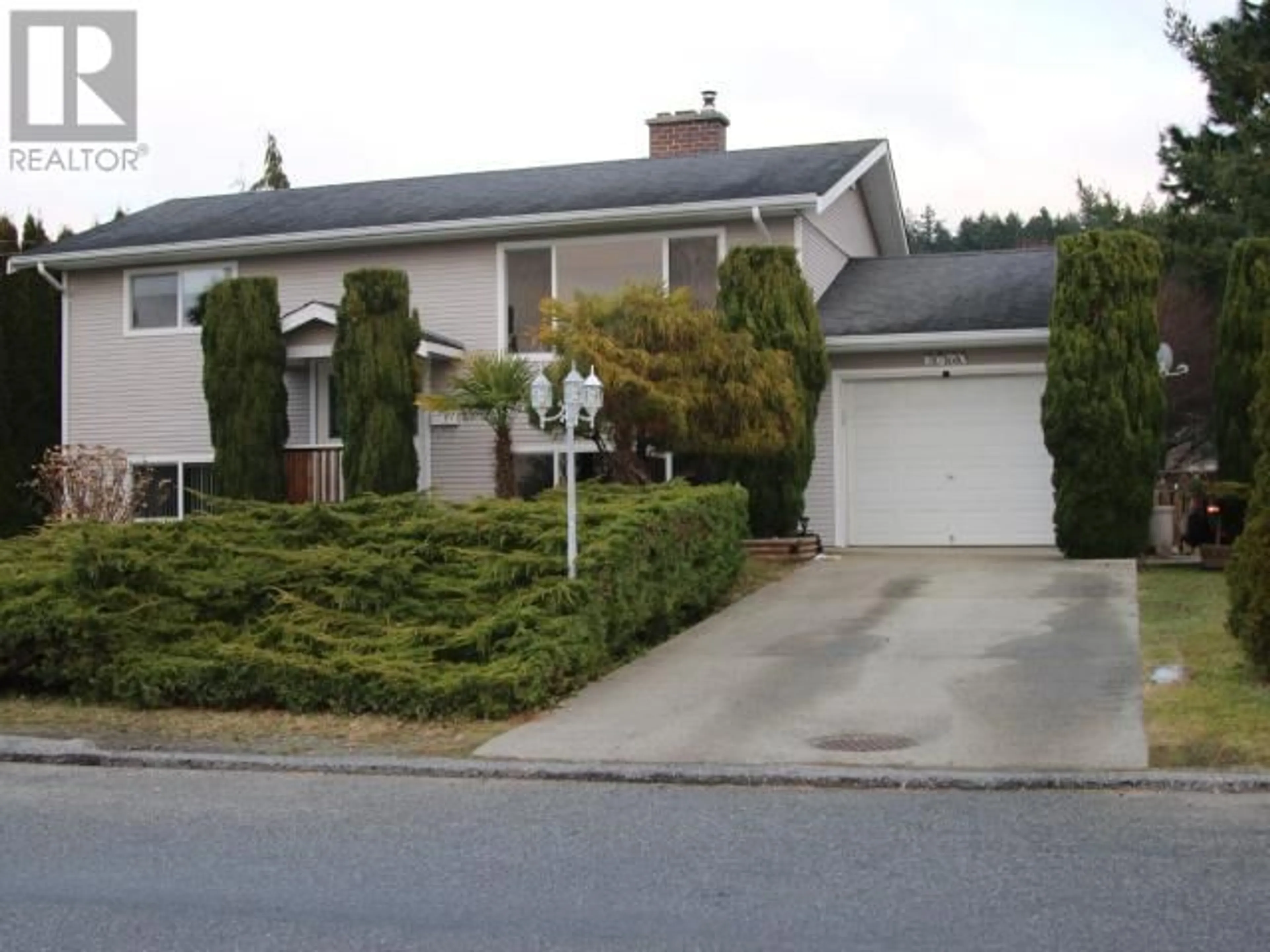 Home with vinyl exterior material, street for 3760 SELKIRK AVE, Powell River British Columbia