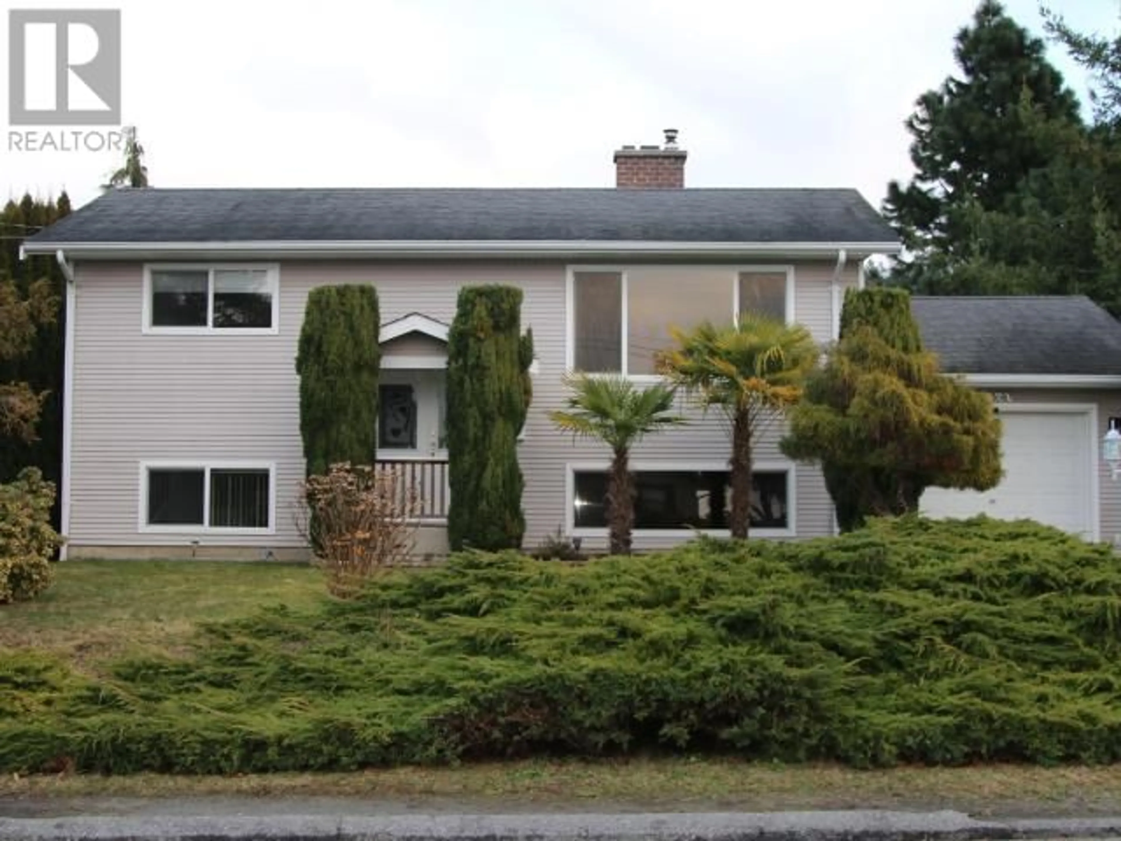 Home with vinyl exterior material, street for 3760 SELKIRK AVE, Powell River British Columbia